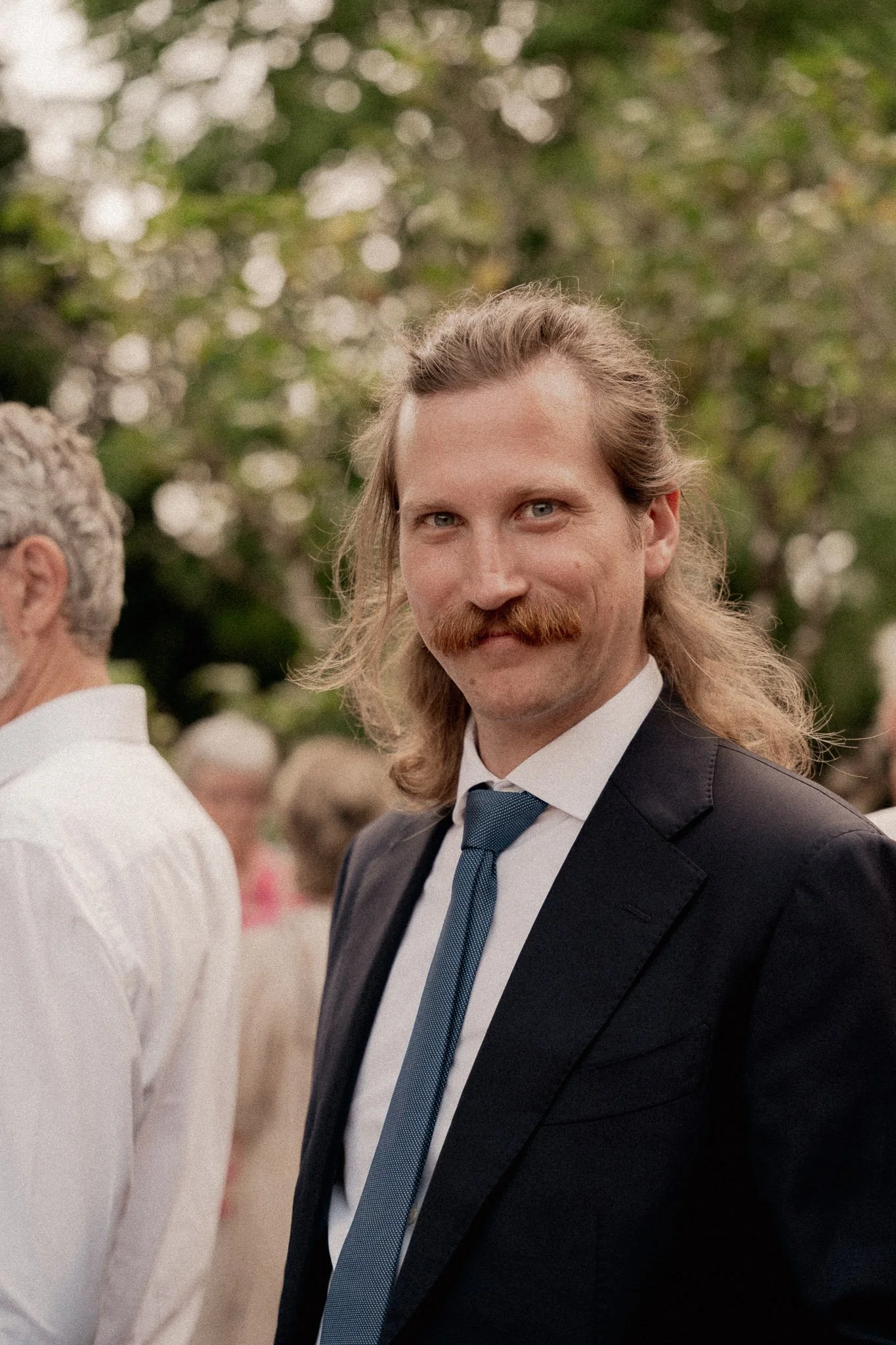 photographe-mariage-bidart-portrait-invite-moustache-costume.jpg