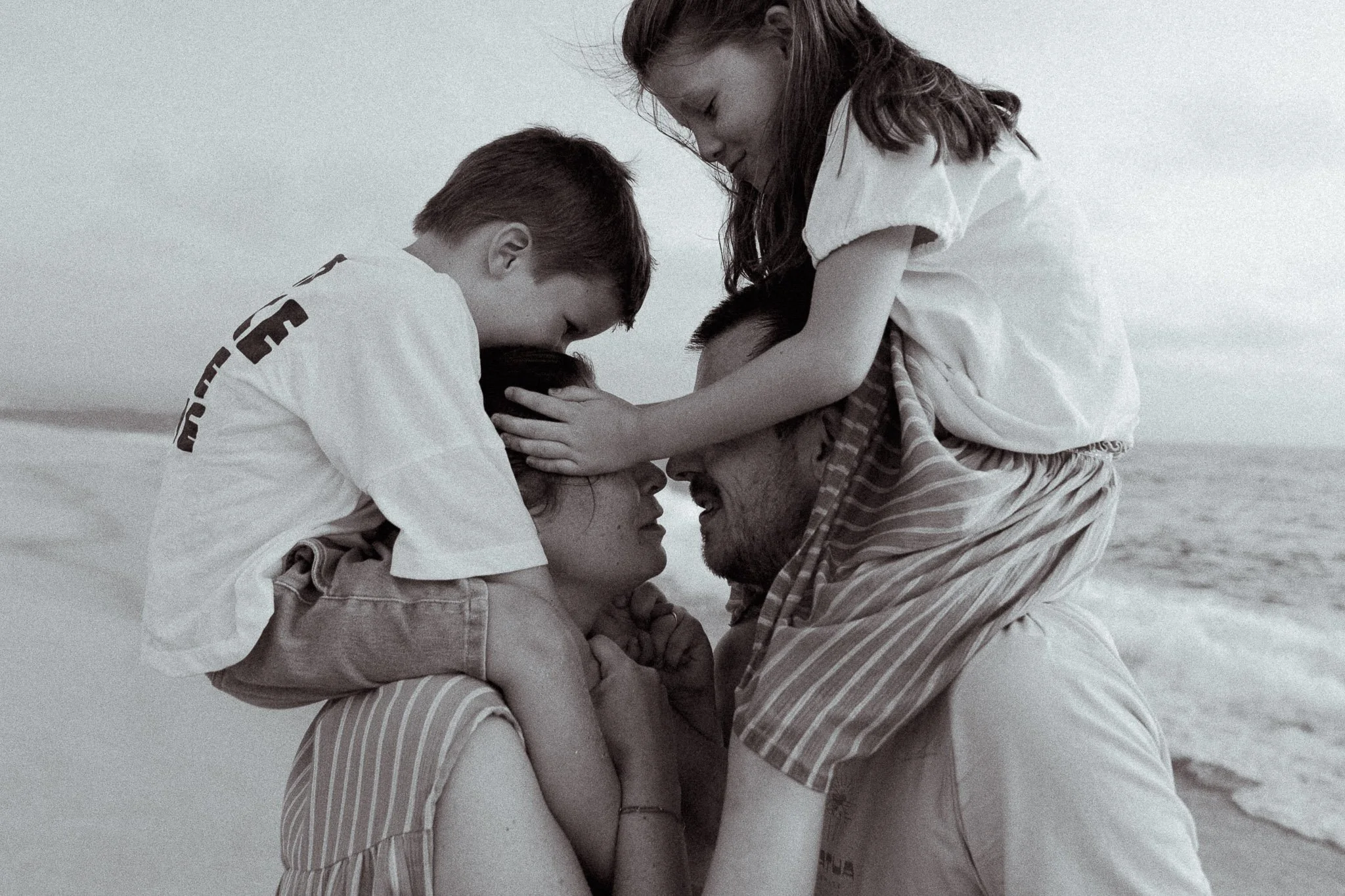 seance-photo-famille-seignosse-enfants-sur-epaules-noir-et-blanc.jpg