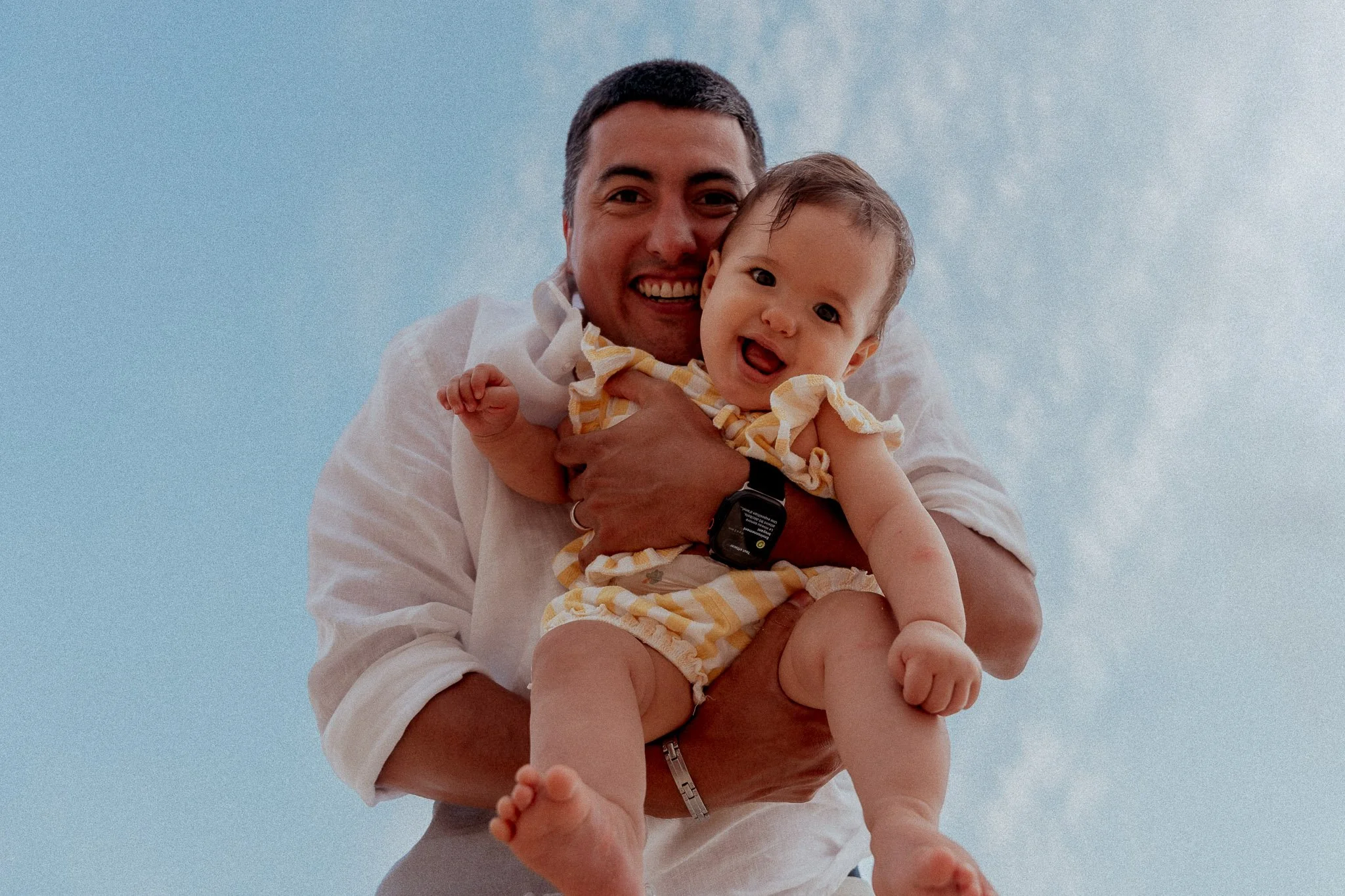 seance-photo-famille-hossegor-papa-bebe-ciel-bleu.jpg