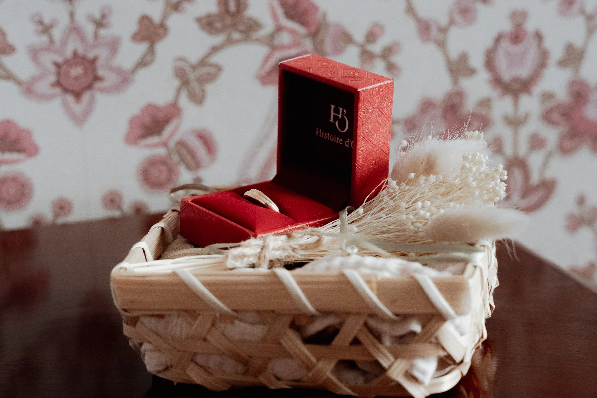 photographe-mariage-guethary-alliances-ecrin-panier-osier.jpg