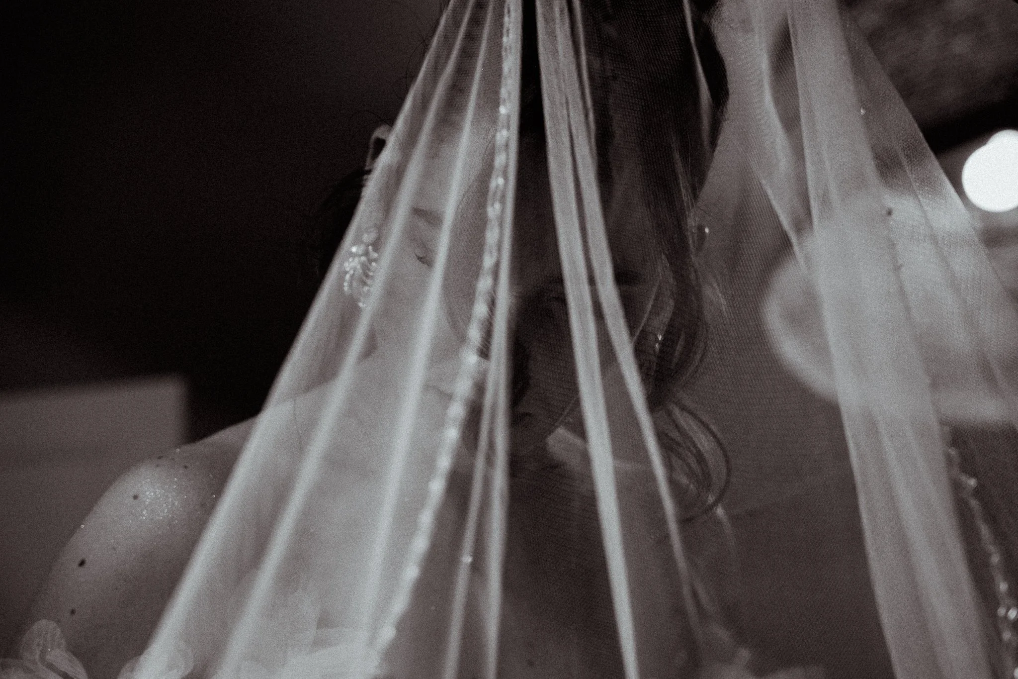 photographe-mariage-soustons-voile-mariee-detail-noir-et-blanc.jpg