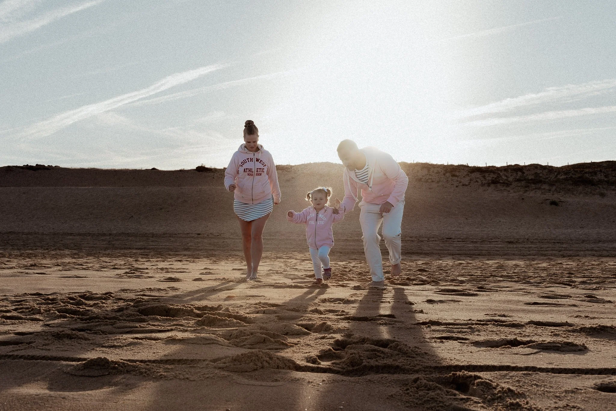 seance-photo-famille-seignosse-parents-enfant-contre-jour-dune.jpg