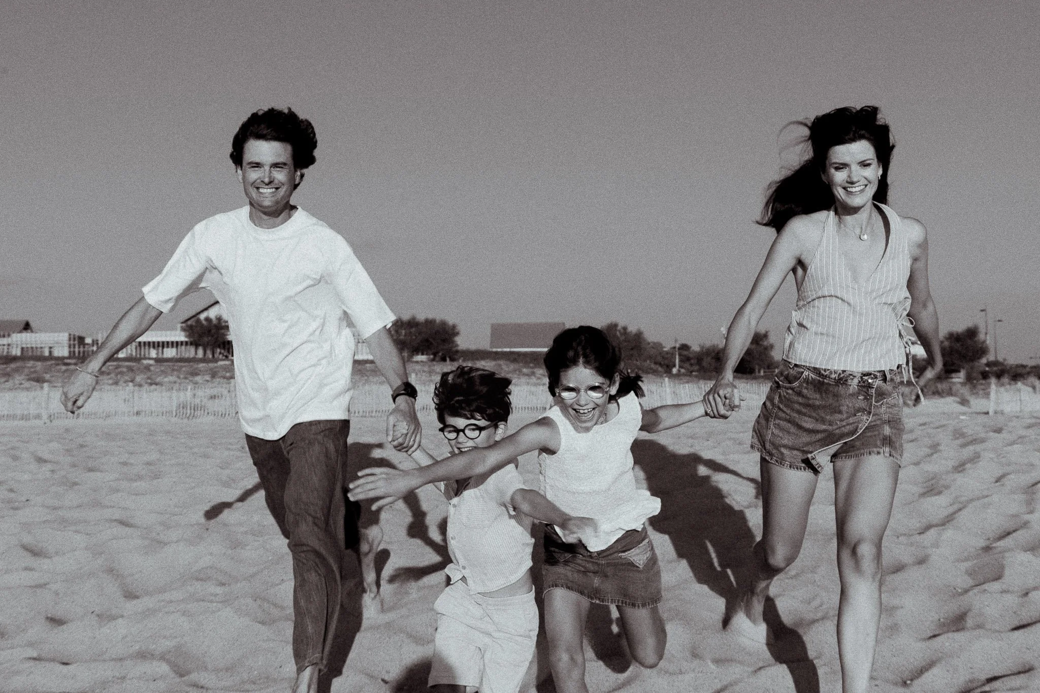seance-photo-famille-capbreton-parents-enfants-course-noir-et-blanc.jpg