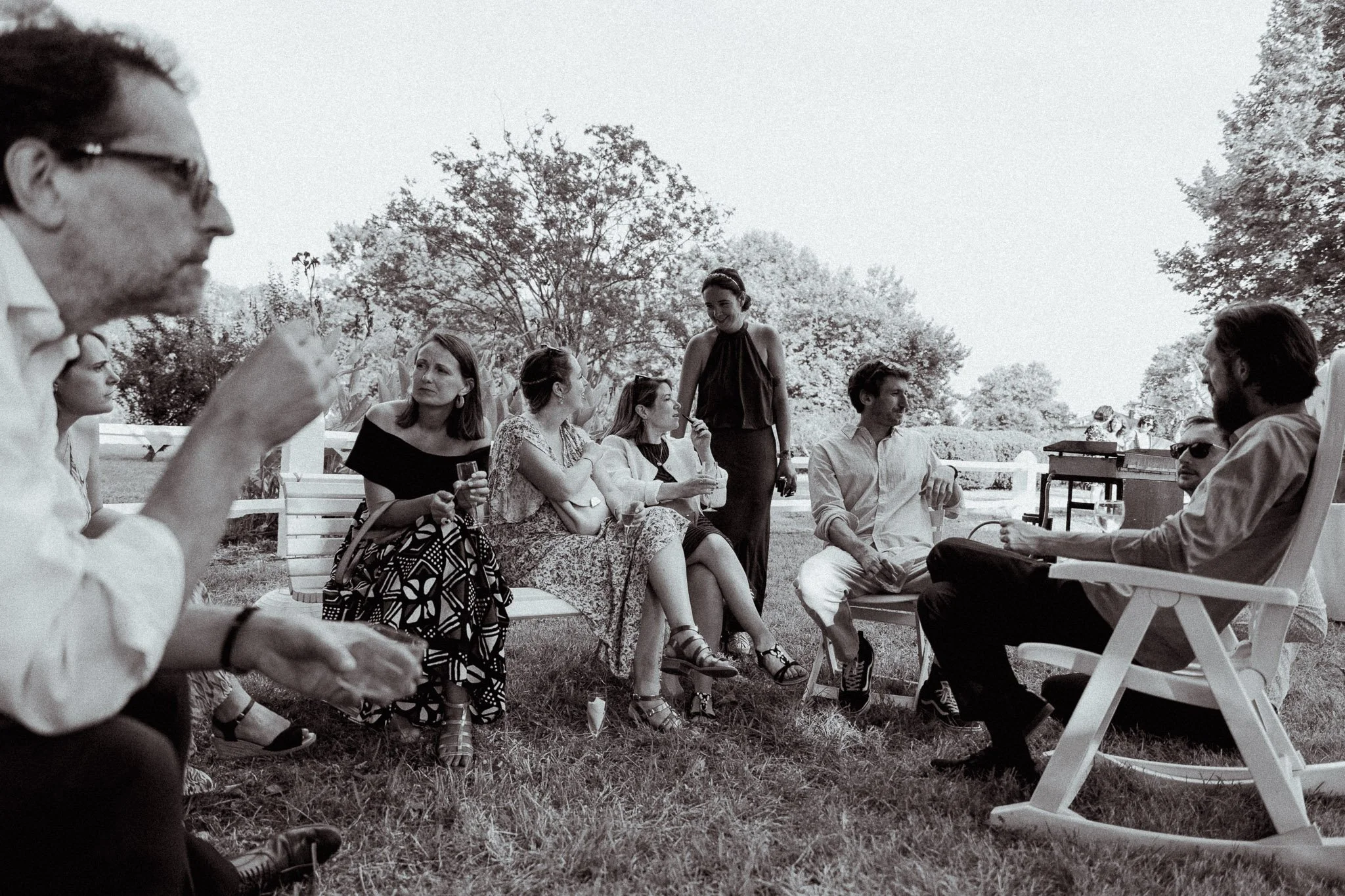 photographe-mariage-saint-barthelemy-invites-jardin-vin-honneur-noir-et-blanc.jpg