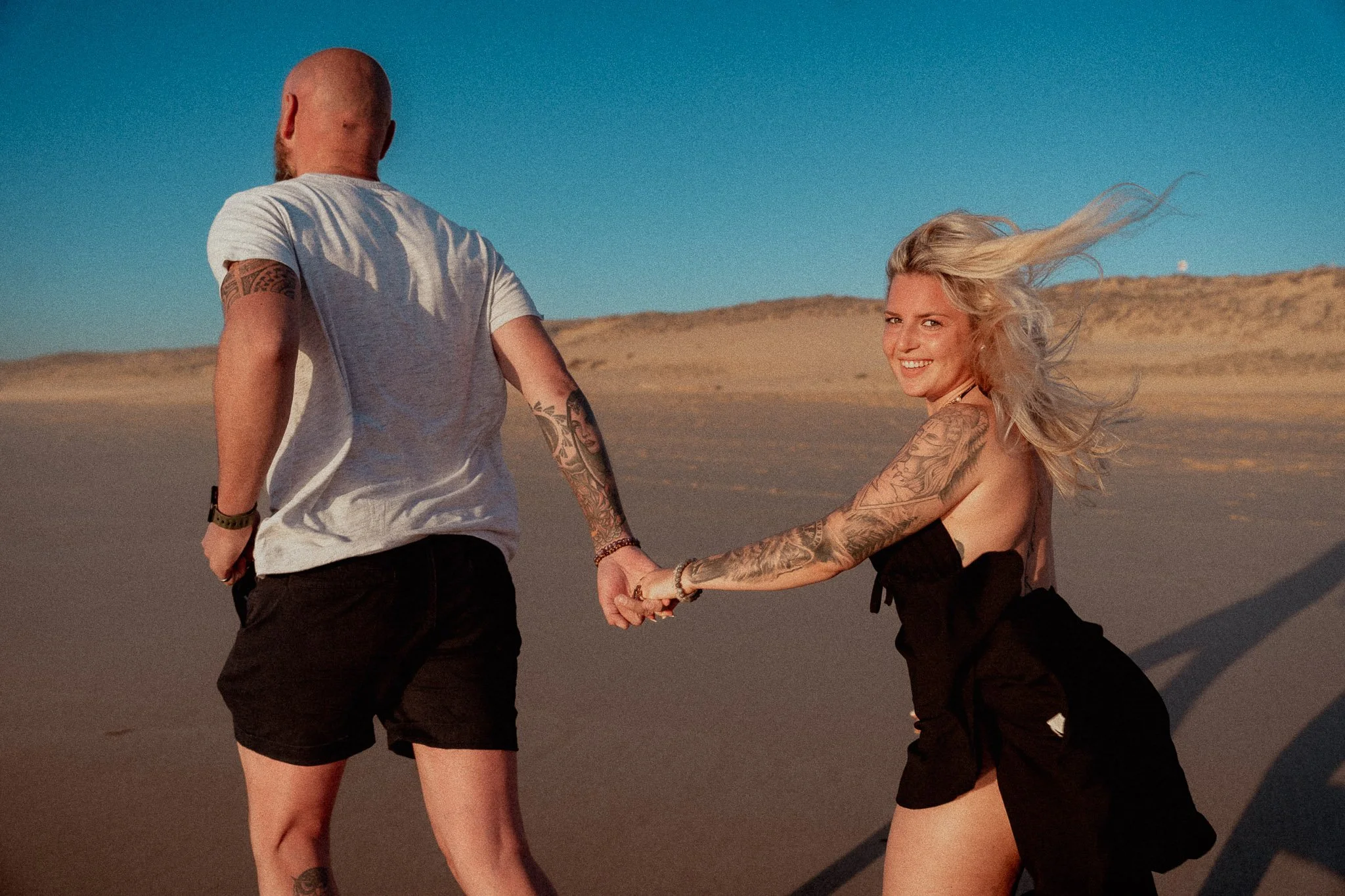 photographe-couple-messanges-couple-course-main-dans-la-main-sable.jpg