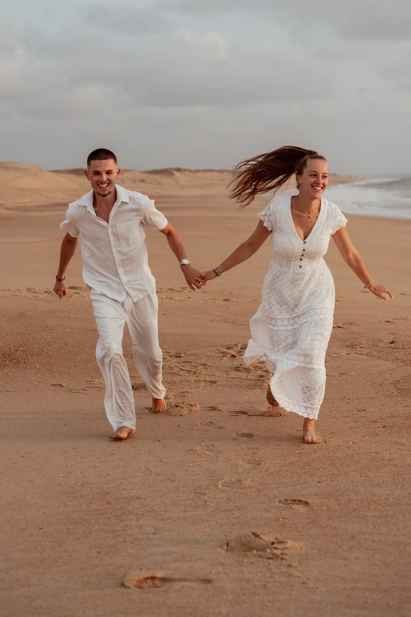 photographe-couple-capbreton-couple-course-main-dans-la-main-plage.jpg