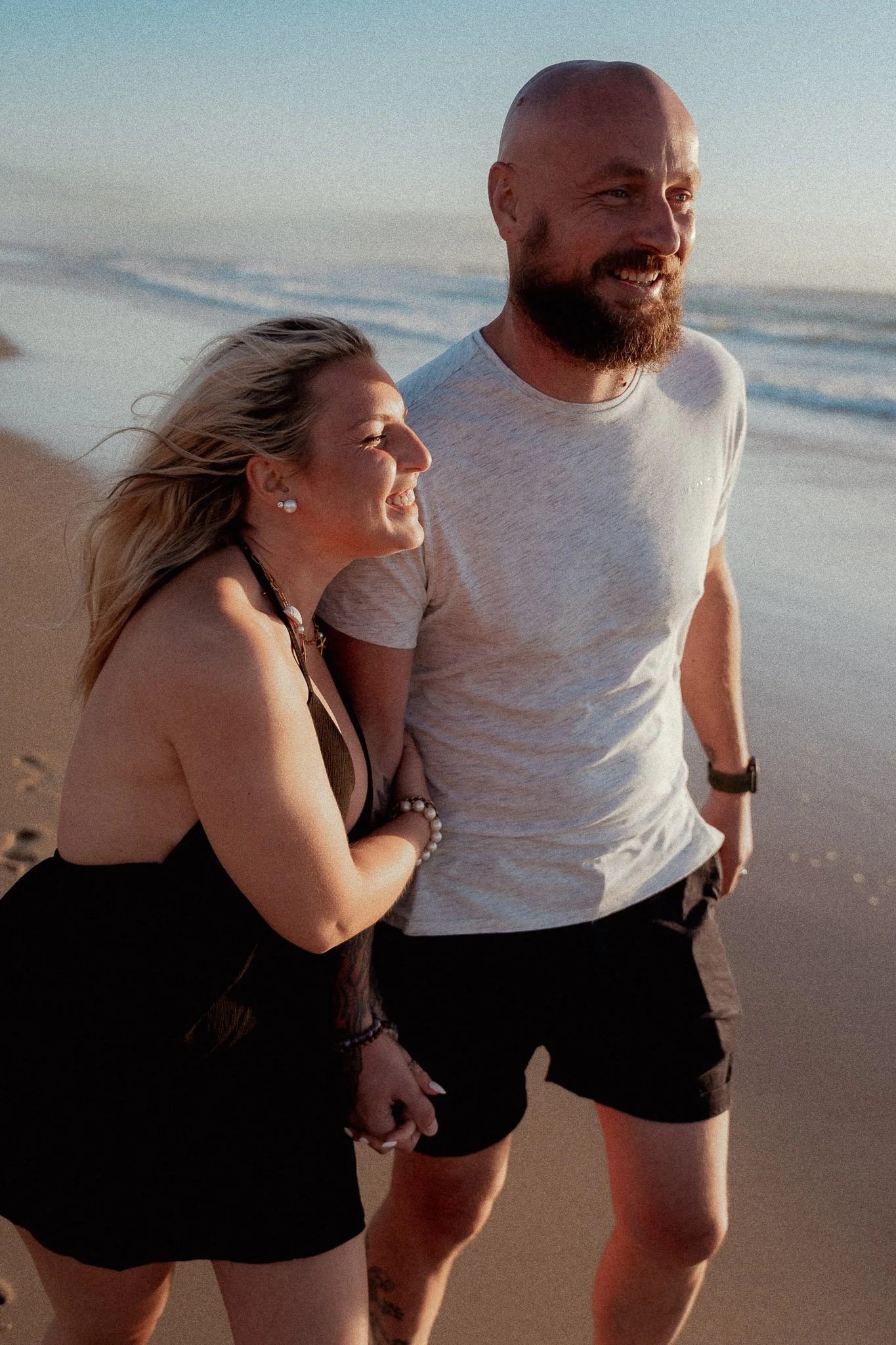 photographe-couple-messanges-couple-rire-cheveux-au-vent.jpg