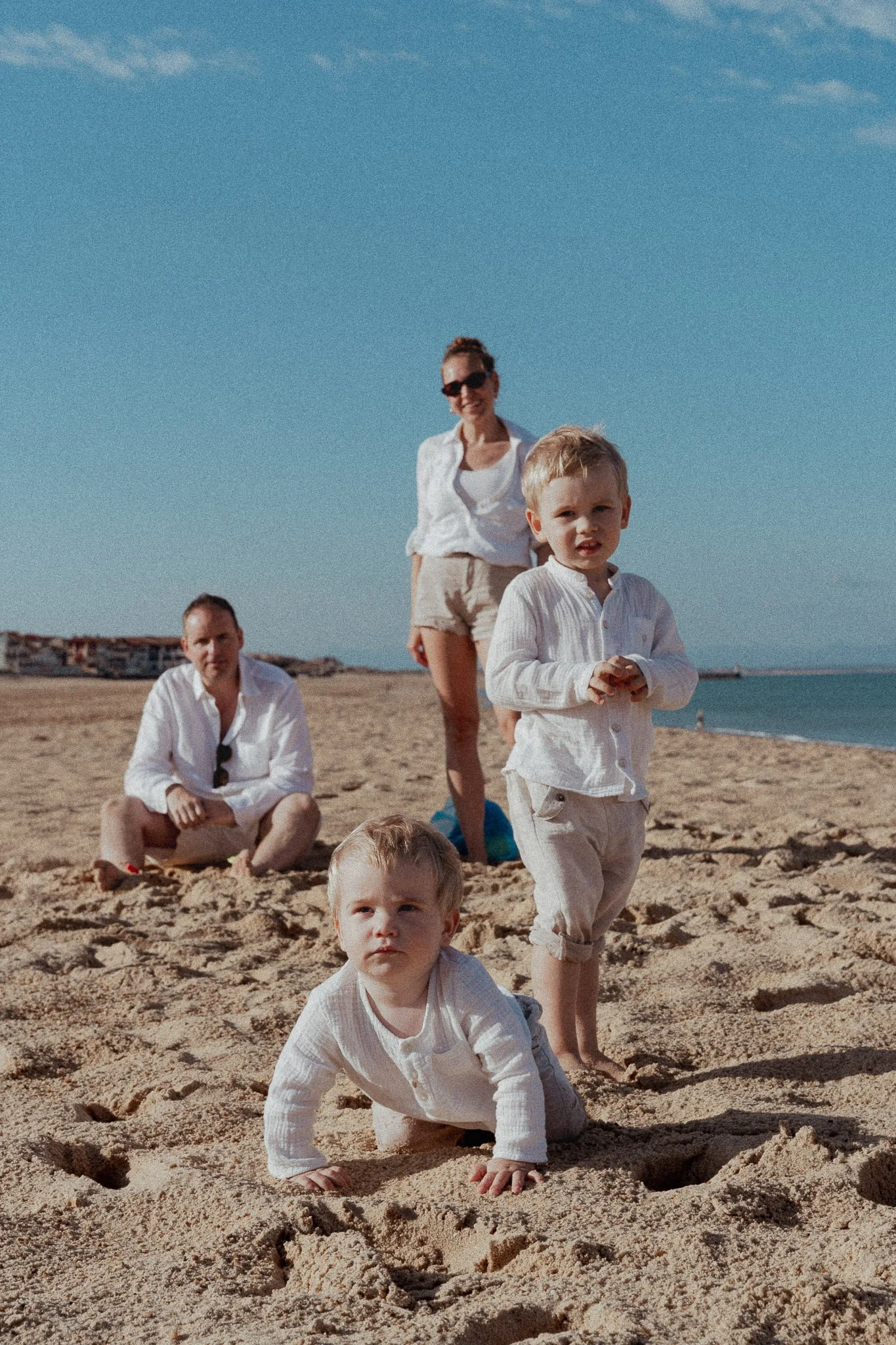 photographe-famille-cote-landaise-parents-enfants-jeux-plage.jpg
