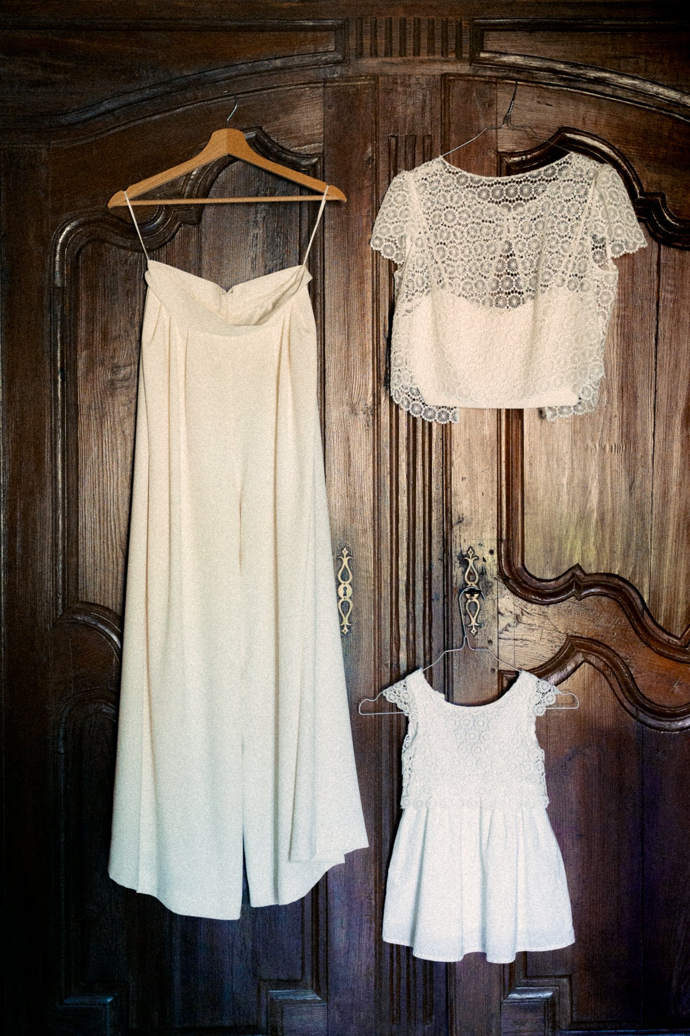 photographe-mariage-soustons-tenue-mariee-pantalon-et-robe-enfant.jpg