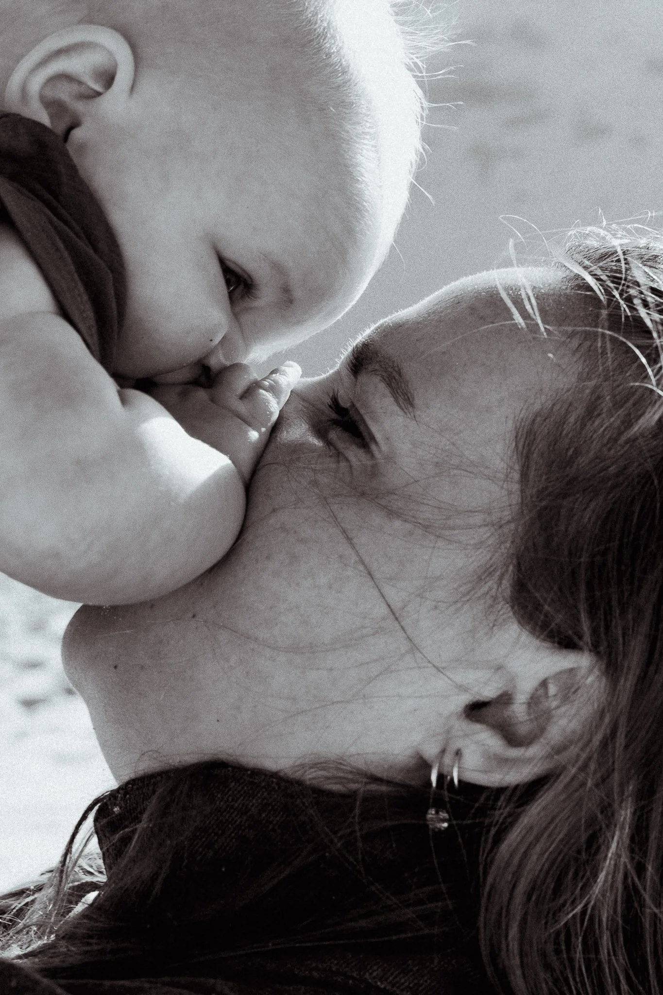 photographe-famille-capbreton-maman-bebe-tendresse-noir-et-blanc.jpg