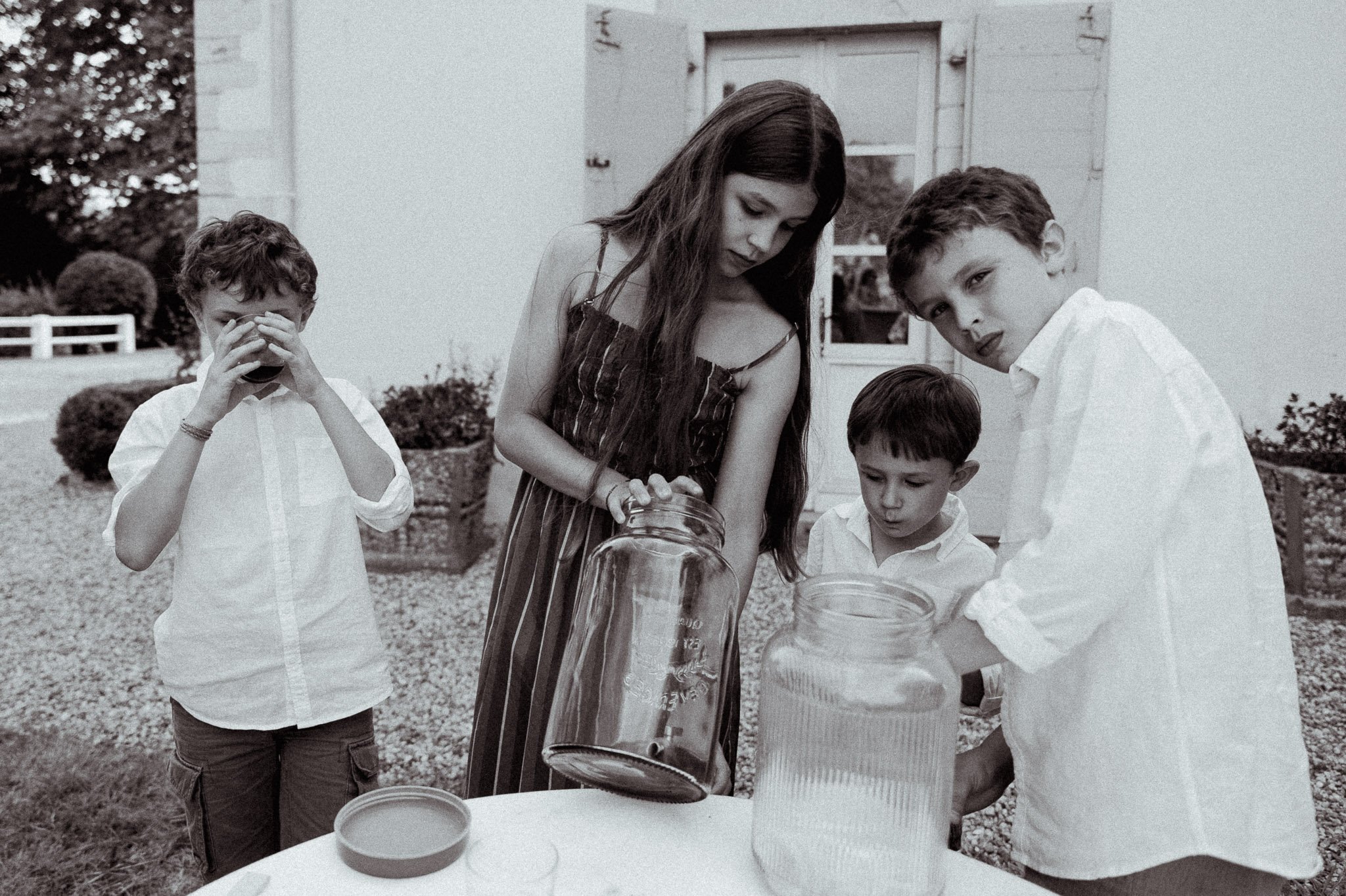 photographe-mariage-anglet-enfants-citronnade-cocktail-noir-et-blanc.jpg