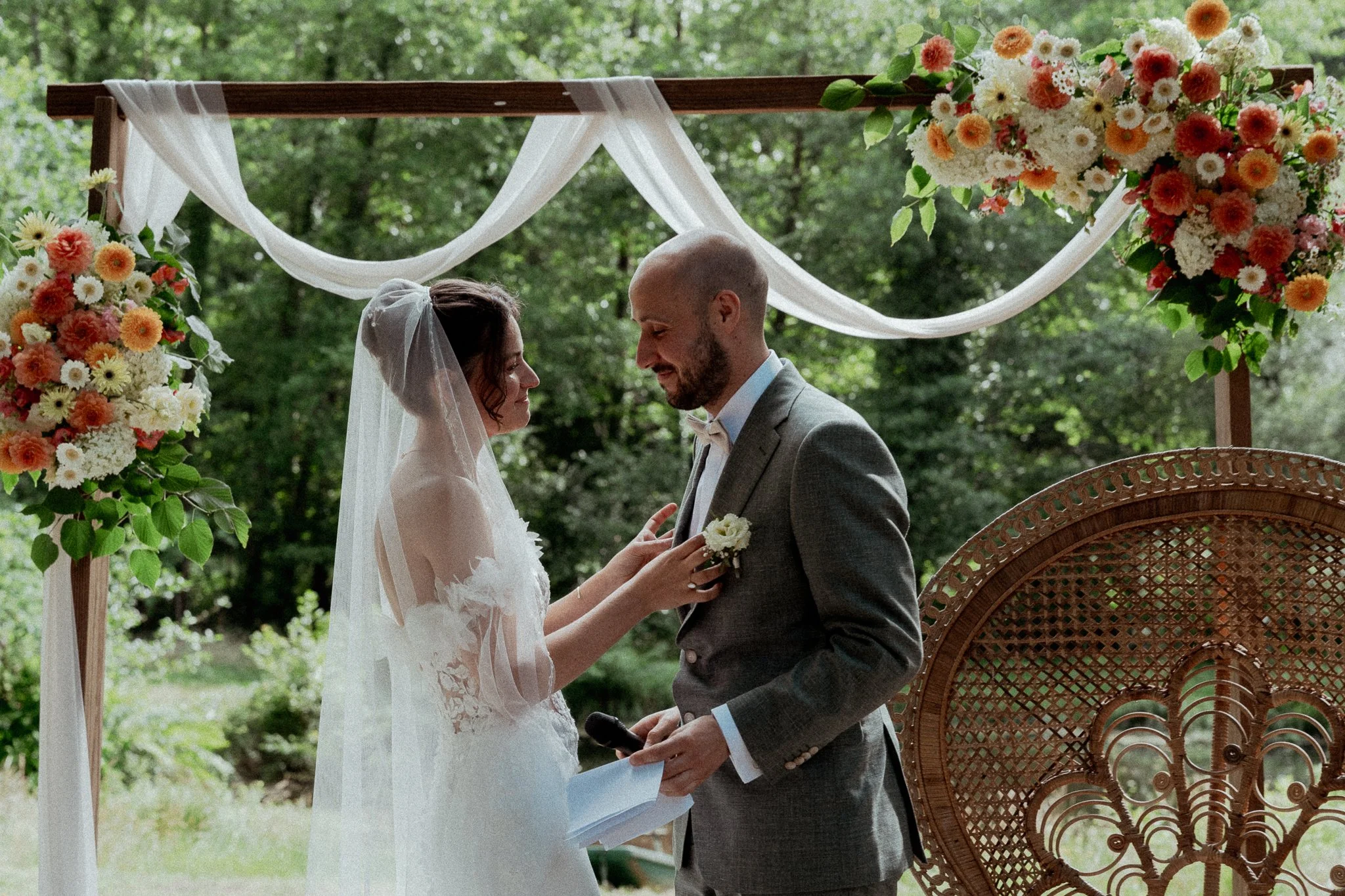 photographe-mariage-pays-basque-echange-voeux-arche-fleurie.jpg