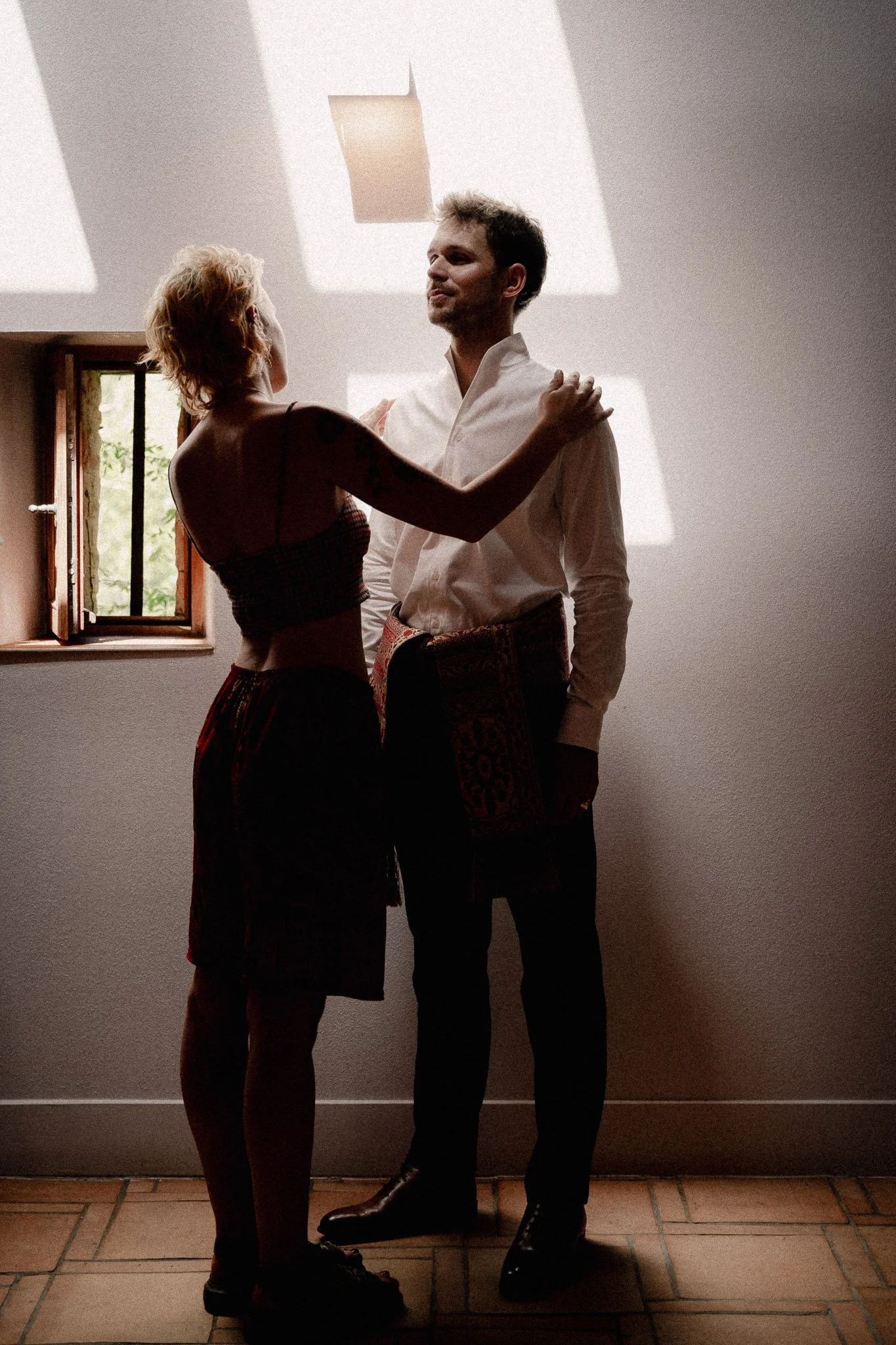 photographe-mariage-arjuzanx-preparatifs-marie-silhouette-fenetre.jpg