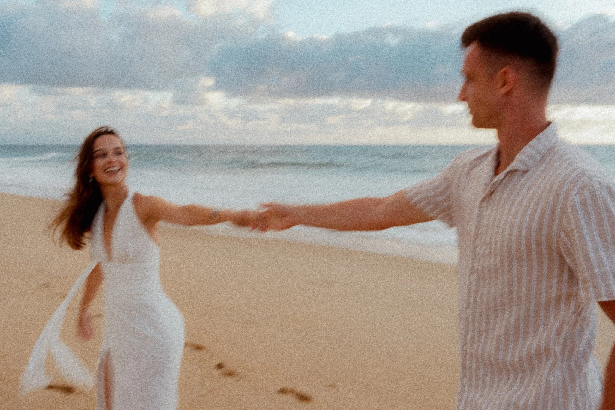 photographe-couple-capbreton-couple-danse-robe-blanche-plage.jpg