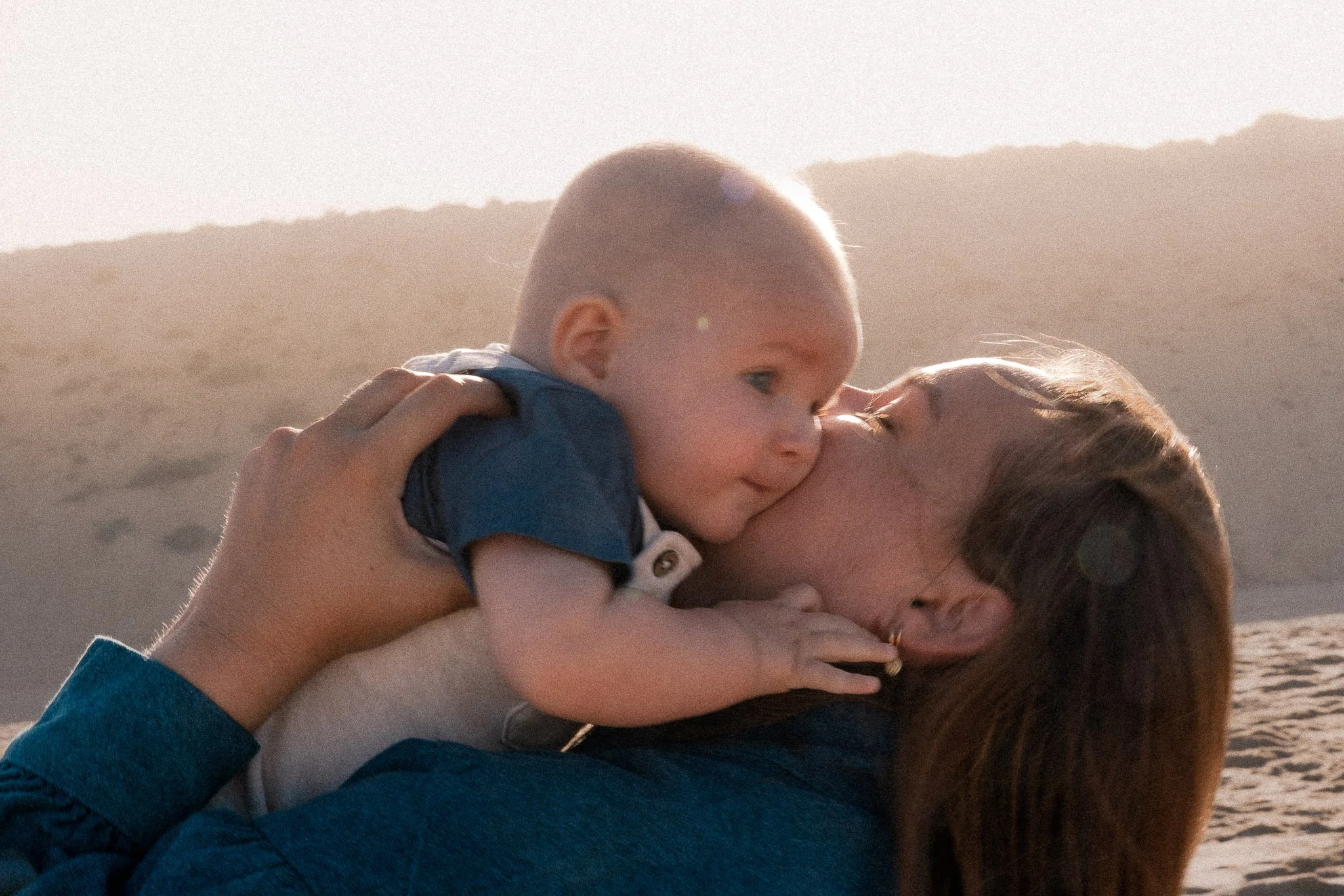 seance-photo-famille-capbreton-maman-bisou-bebe-dune.jpg