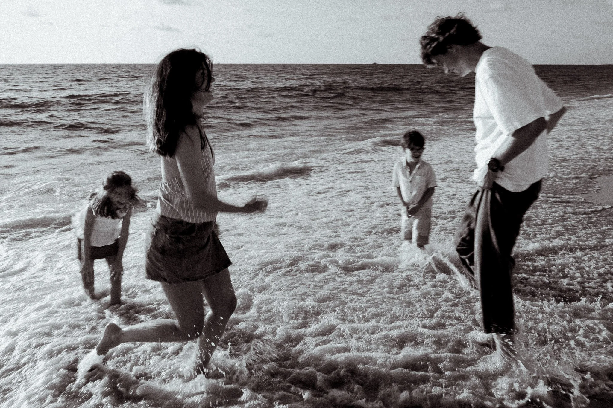 photographe-famille-capbreton-jeux-dans-les-vagues-noir-et-blanc.jpg