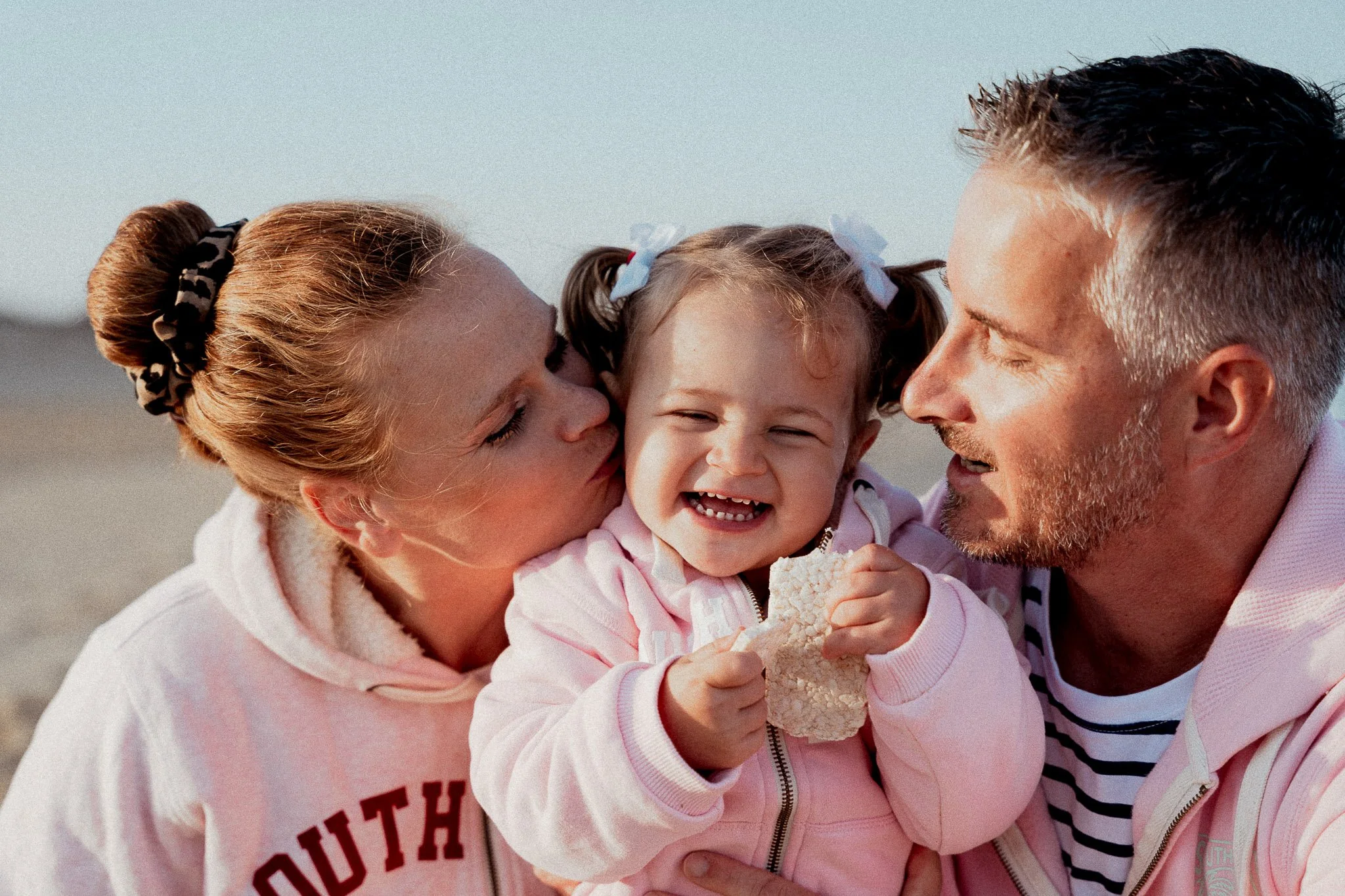 seance-photo-famille-seignosse-parents-fillette-eclat-de-rire.jpg