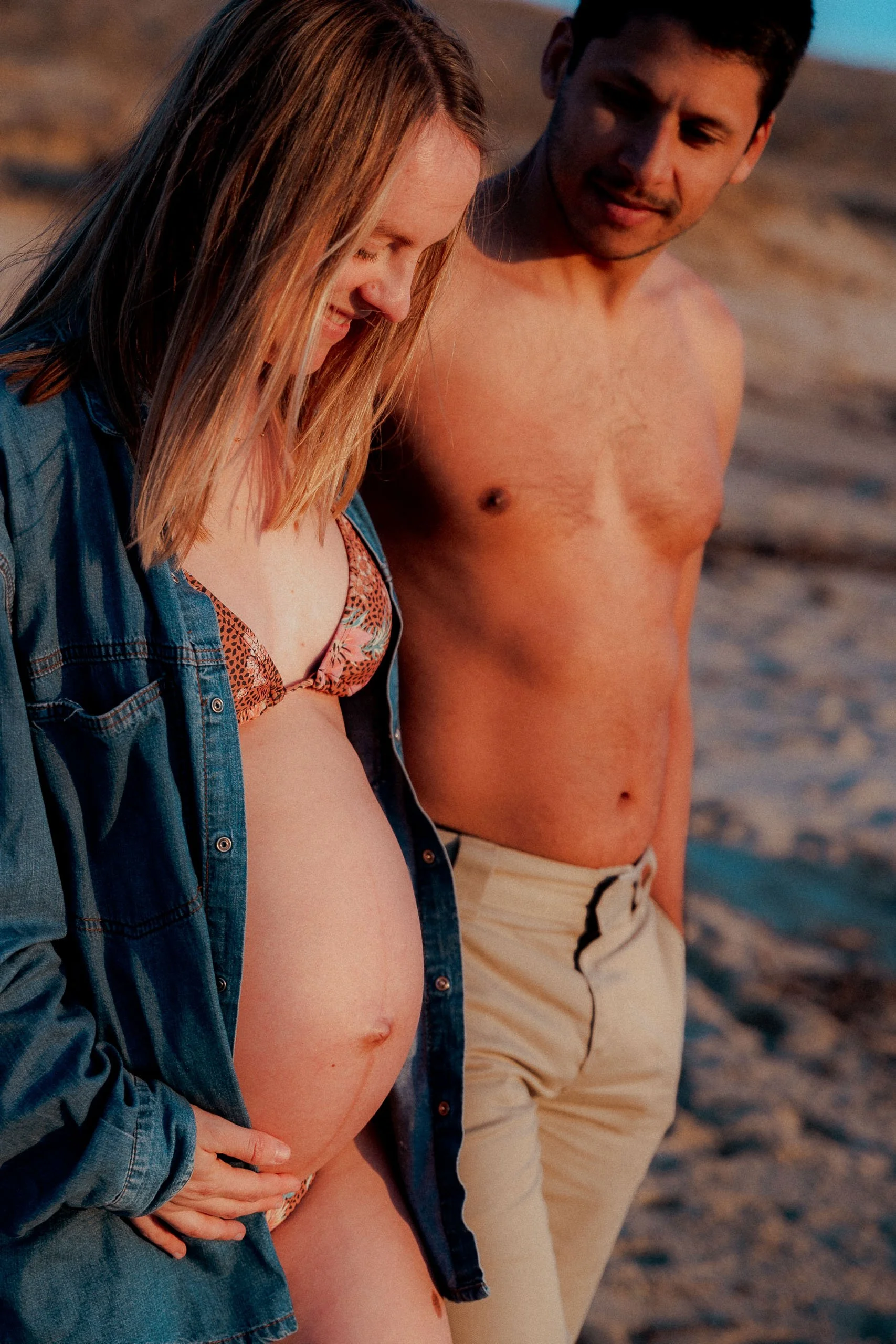 photographe-grossesse-seignosse-ventre-nu-chemise-jean-plage.jpg