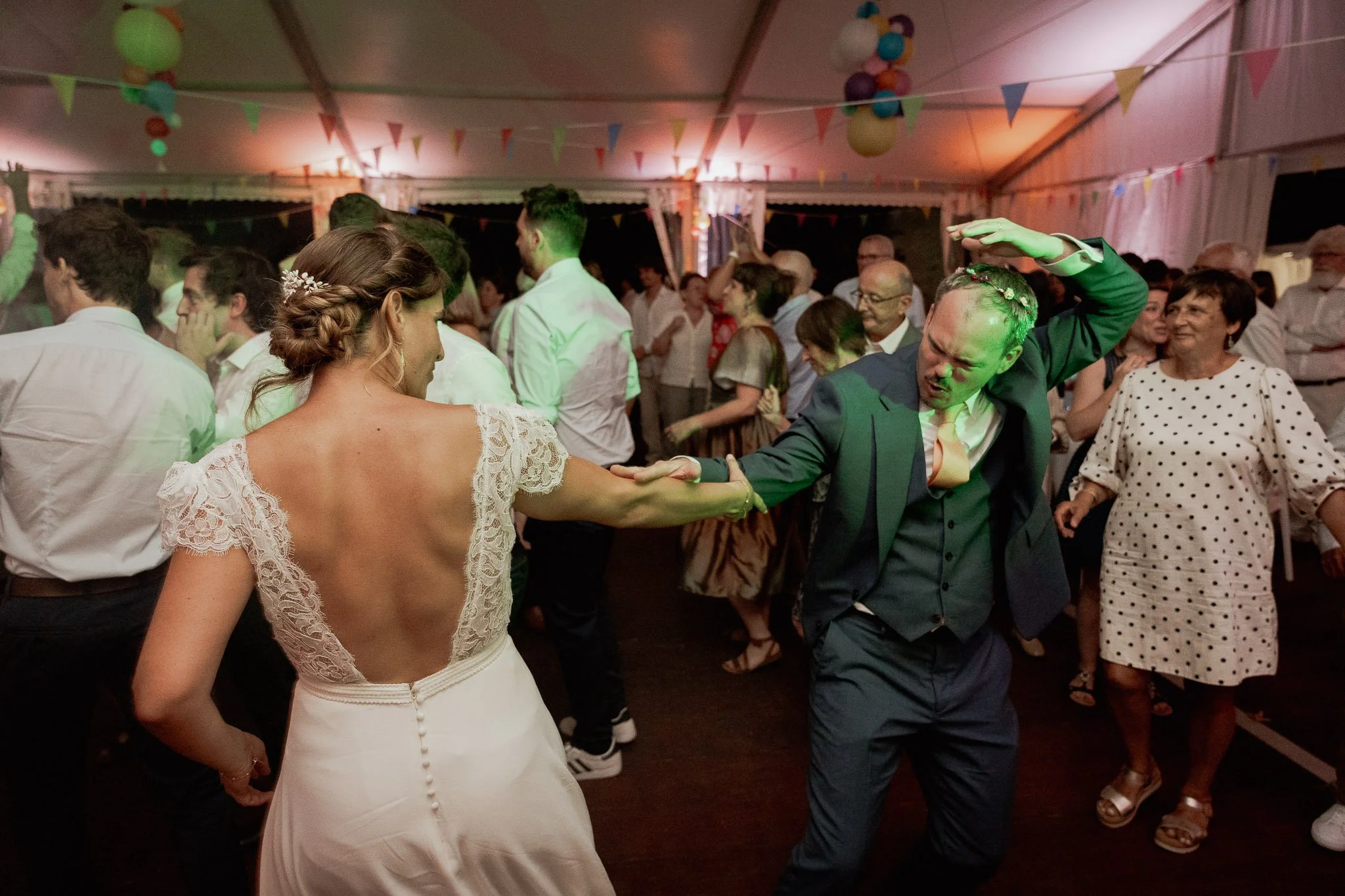 photographe-mariage-bidart-mariee-danse-soiree-chapiteau.jpg