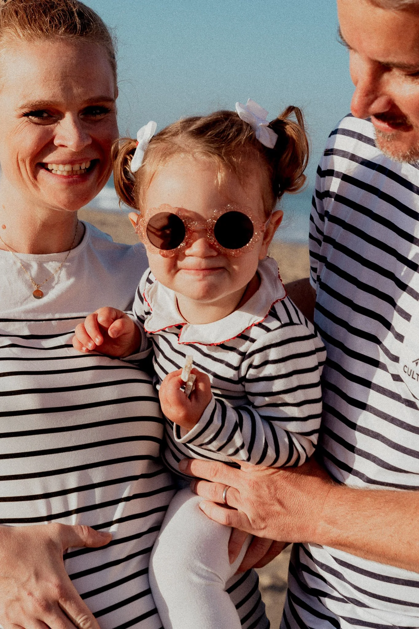 seance-photo-famille-seignosse-fillette-lunettes-de-soleil-parents.jpg