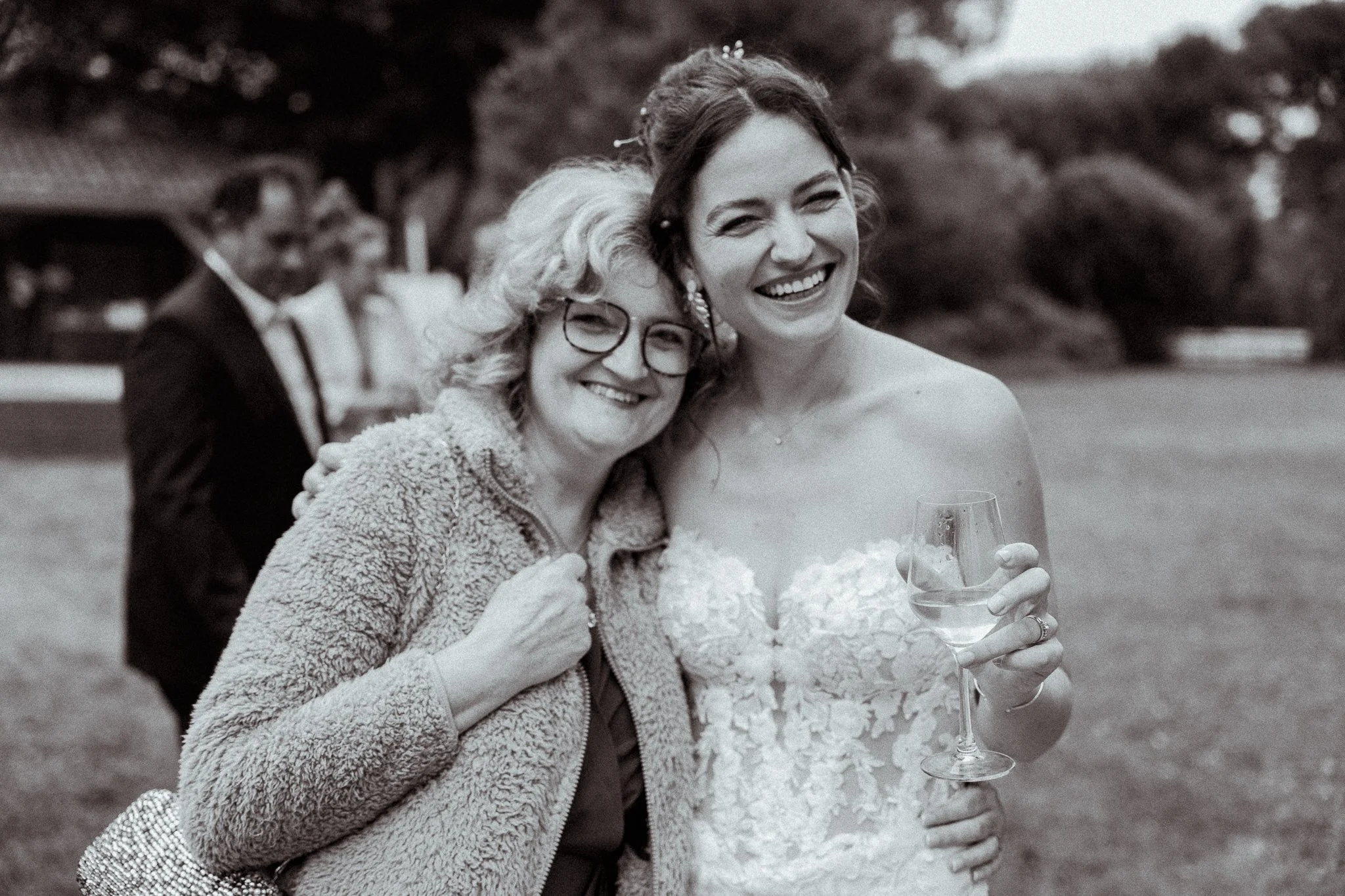 photographe-mariage-seignosse-mariee-rire-invitee-noir-et-blanc.jpg