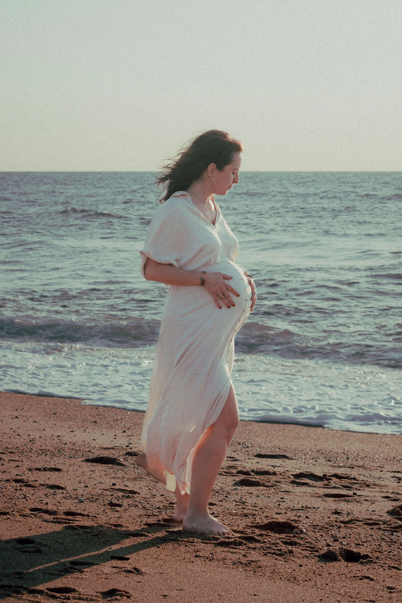 photographe-grossesse-tarnos-future-maman-robe-blanche-bord-de-mer.jpg