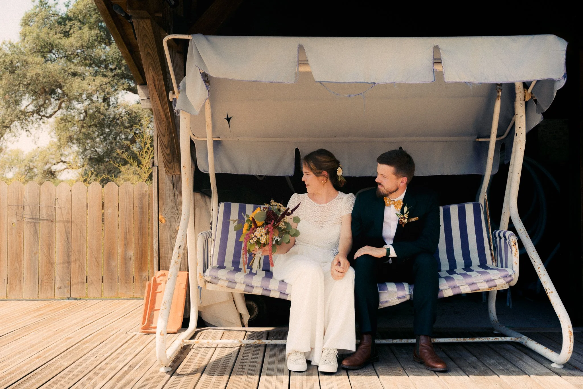 photographe-mariage-moliets-maries-balancelle-terrasse-bois.jpg