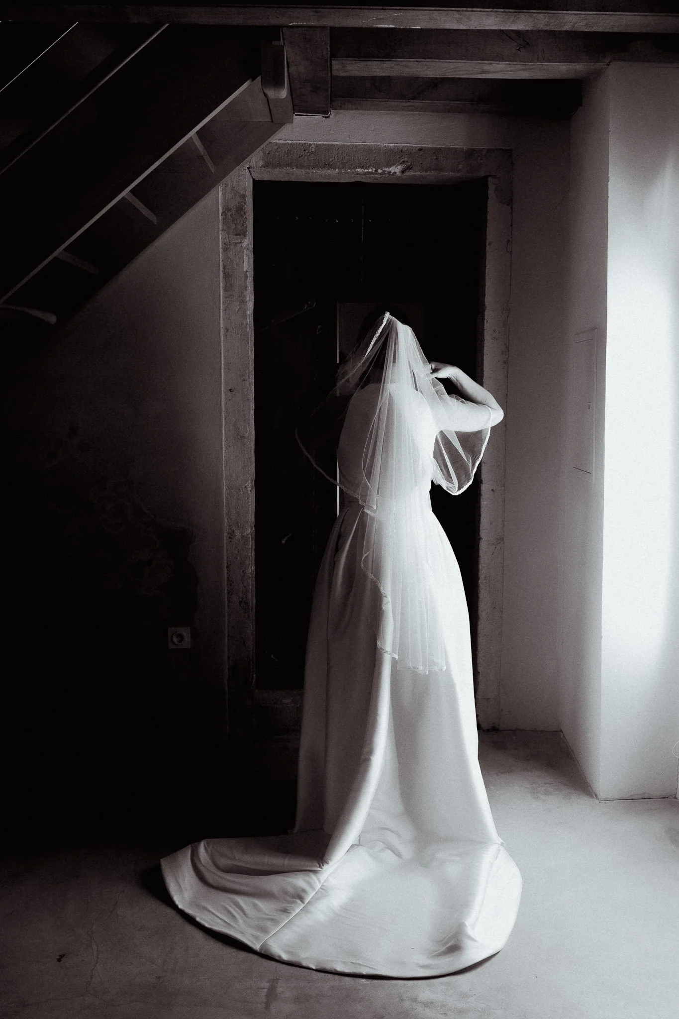 photographe-mariage-seignosse-mariee-voile-de-dos-noir-et-blanc.jpg
