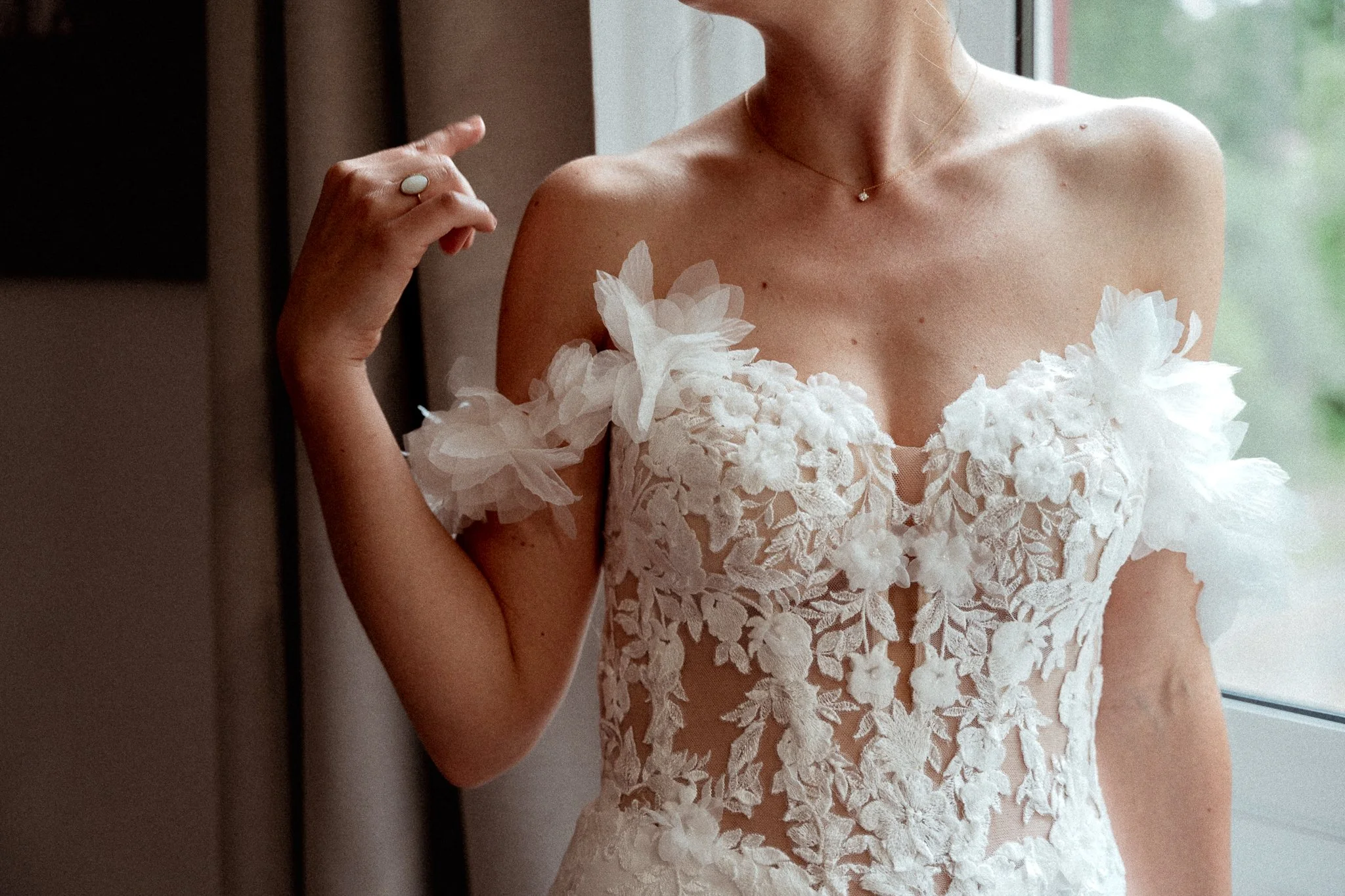 photographe-mariage-capbreton-robe-mariee-dentelle-fleurs-detail.jpg