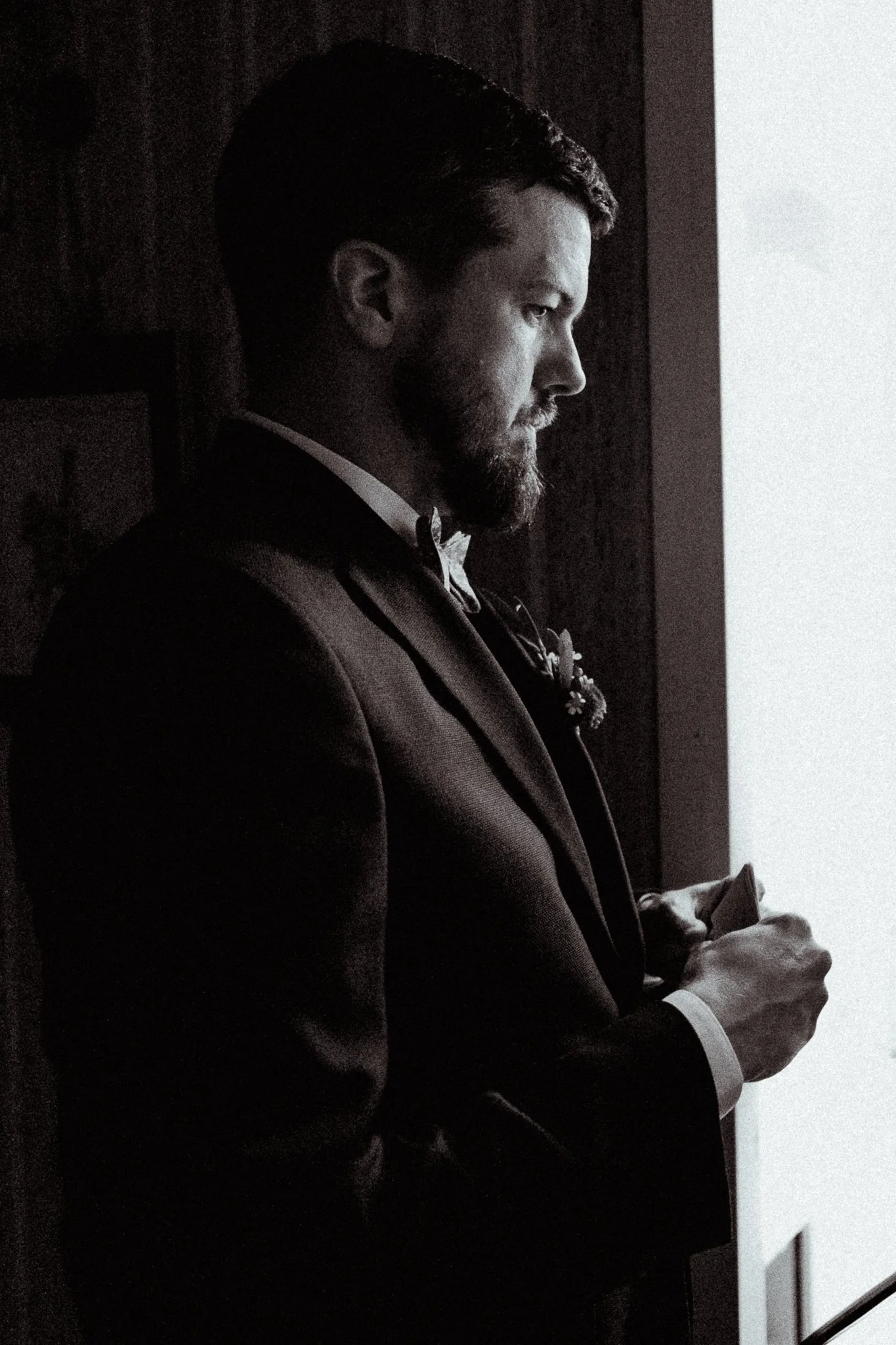 photographe-mariage-saint-jean-de-luz-portrait-marie-profil-noir-et-blanc.jpg