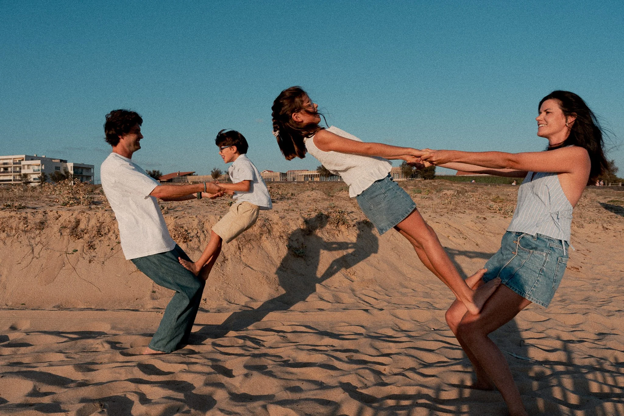 photographe-famille-capbreton-ronde-parents-enfants-plage.jpg