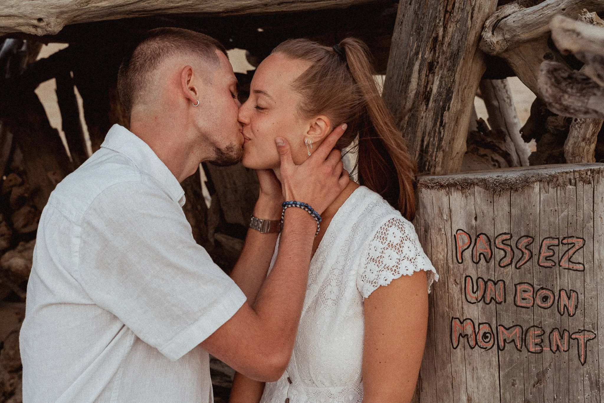 photographe-couple-capbreton-baiser-couple-cabane-bois-flotte.jpg
