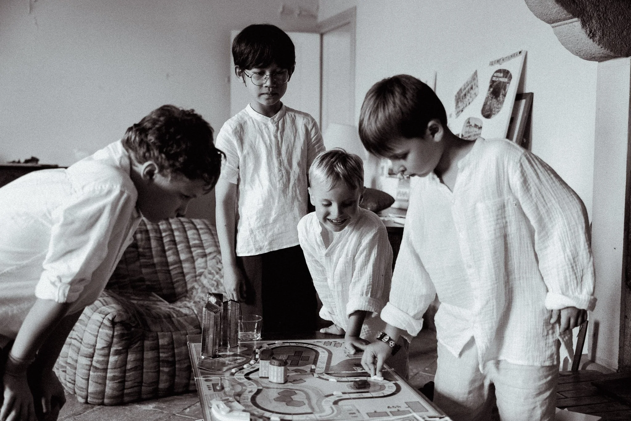photographe-mariage-moliets-enfants-jeu-de-societe-noir-et-blanc.jpg