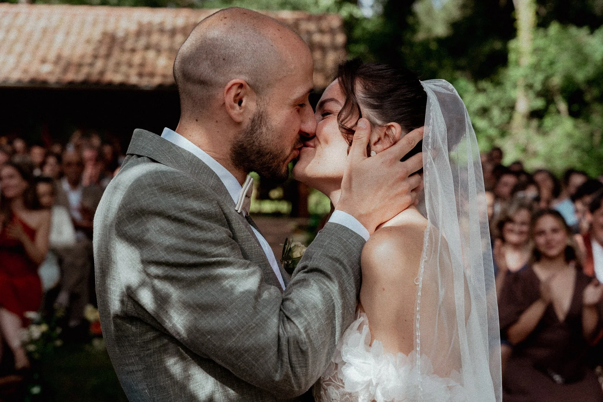 photographe-mariage-soustons-premier-baiser-ceremonie-laique.jpg