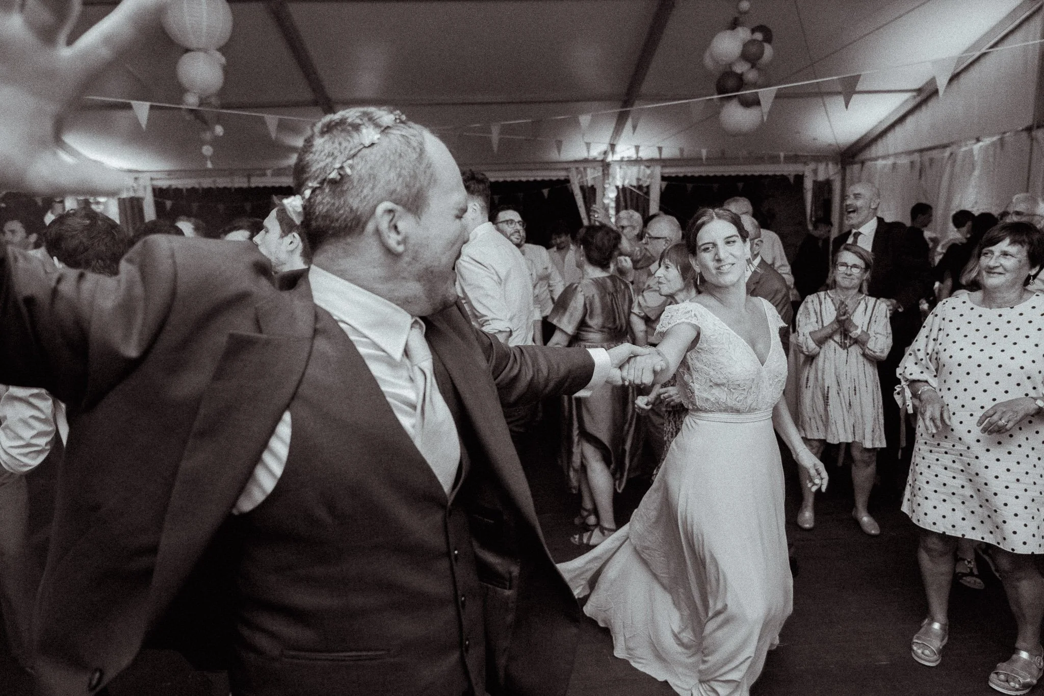 photographe-mariage-moliets-mariee-danse-invite-chapiteau-noir-et-blanc.jpg