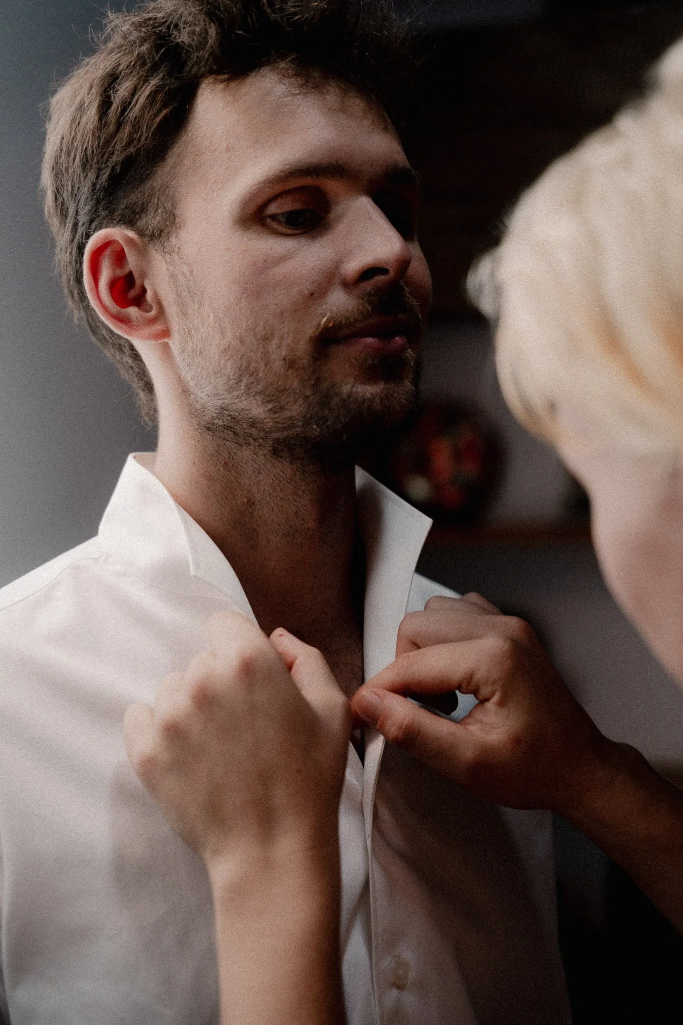 photographe-mariage-anglet-marie-boutonne-chemise-preparatifs.jpg