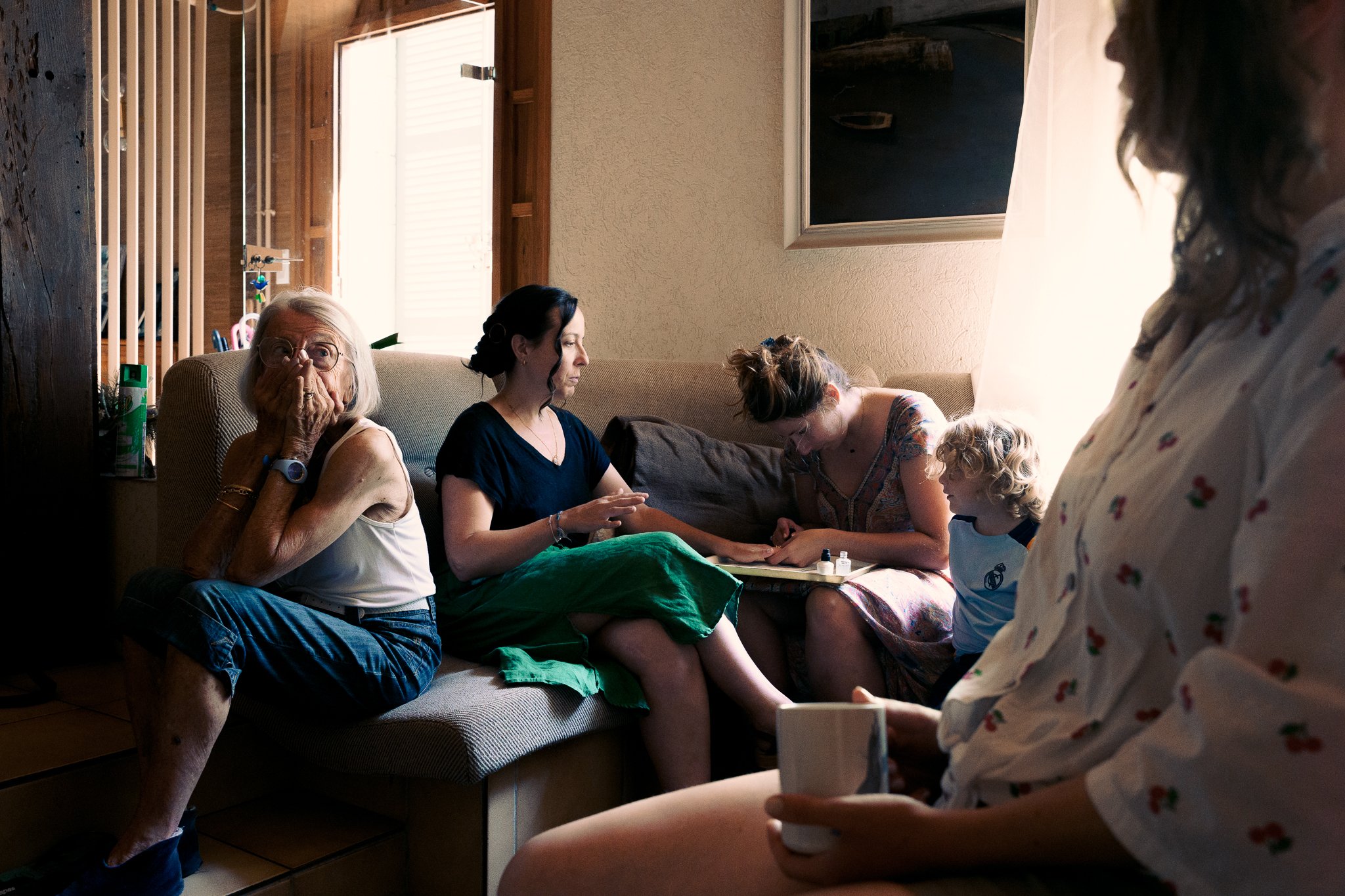 photographe-mariage-bidart-preparatifs-mariee-famille-salon.jpg