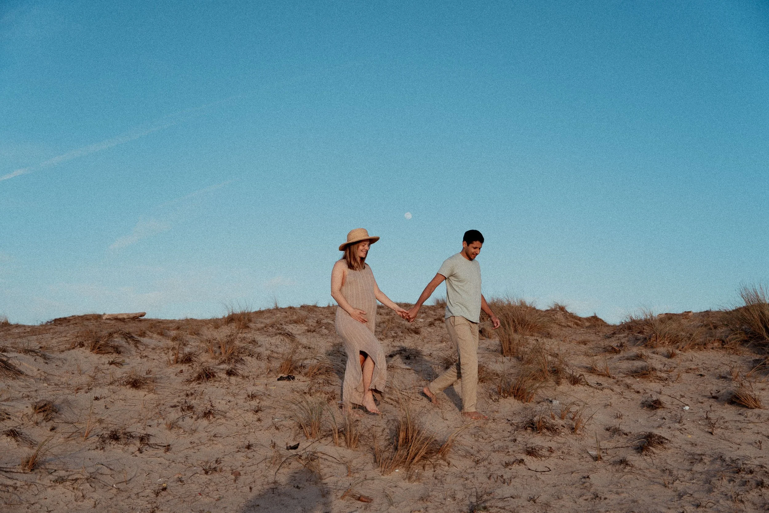 photographe-grossesse-seignosse-futurs-parents-main-dans-la-main-crete-dune.jpg