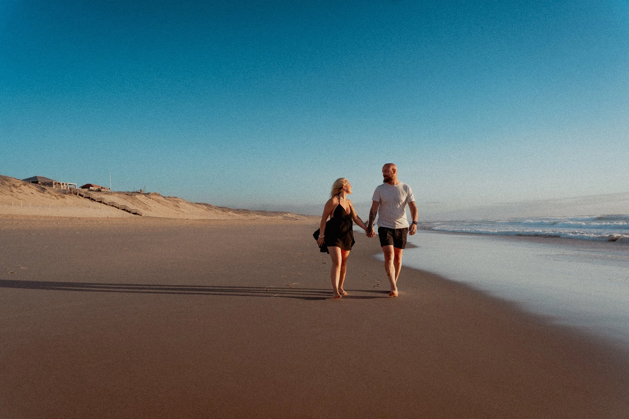 photographe-couple-messanges-couple-marche-grande-plage-dune.jpg