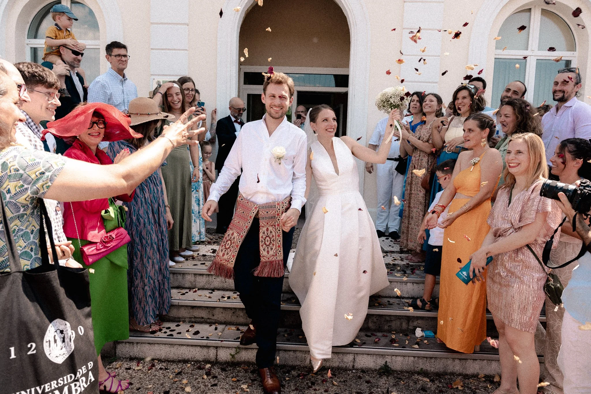 photographe-mariage-seignosse-sortie-mairie-lancer-petales.jpg