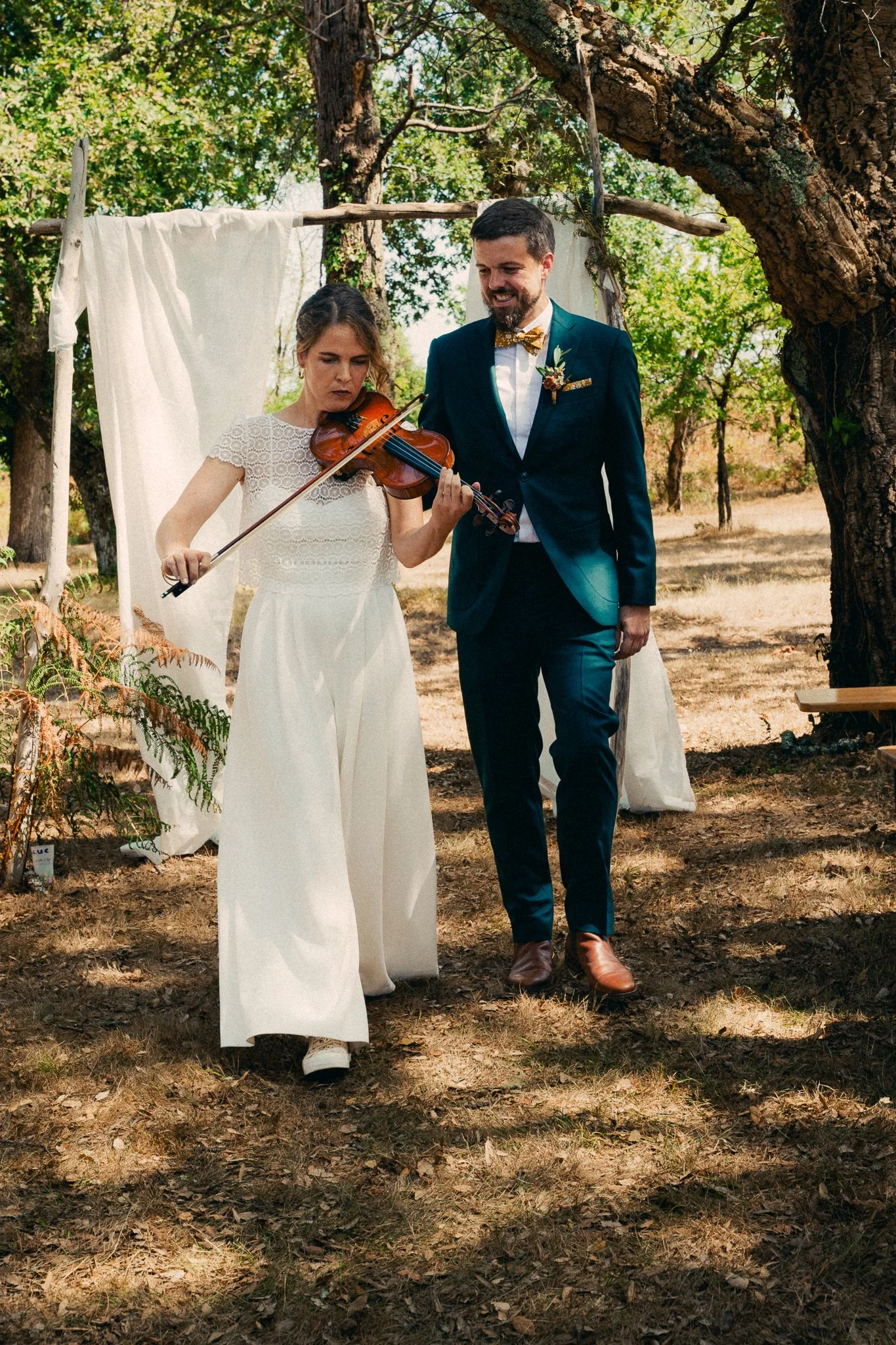 photographe-mariage-biarritz-mariee-violon-entree-ceremonie.jpg