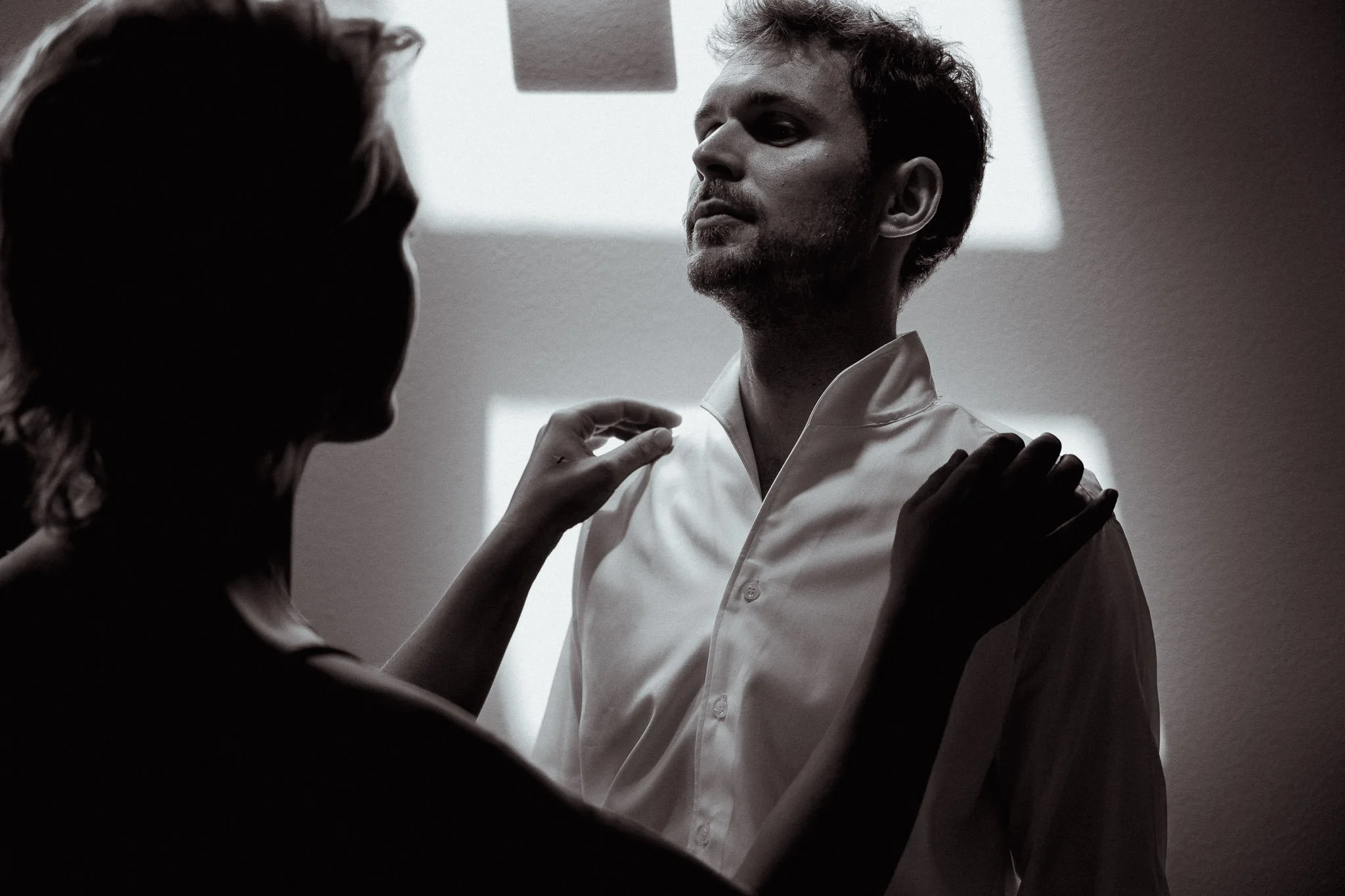 photographe-mariage-vieux-boucau-marie-col-chemise-noir-et-blanc.jpg