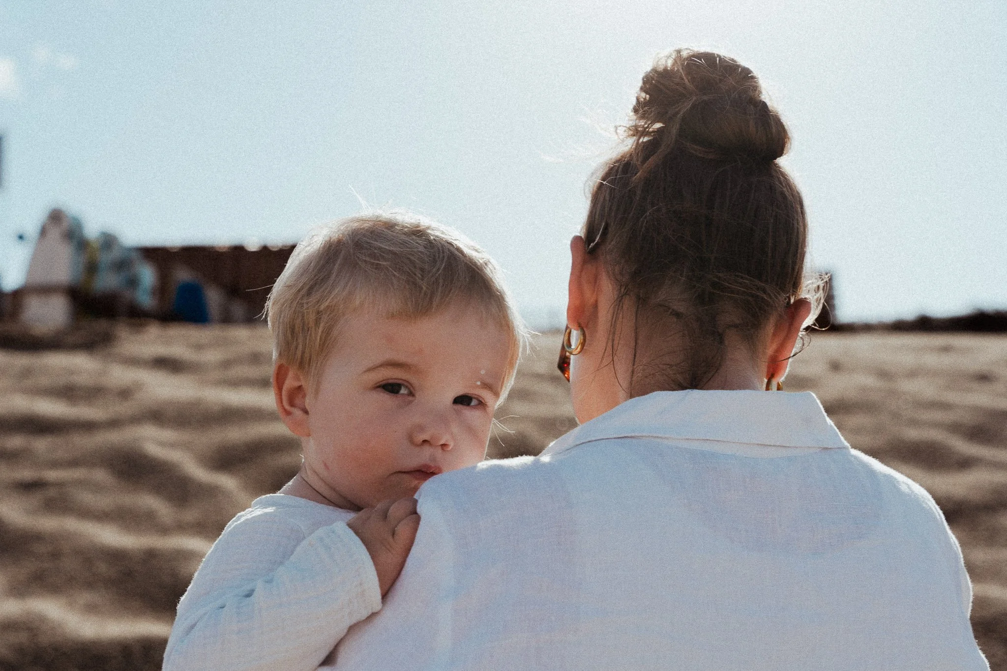 photographe-famille-cote-landaise-bambin-epaule-maman.jpg
