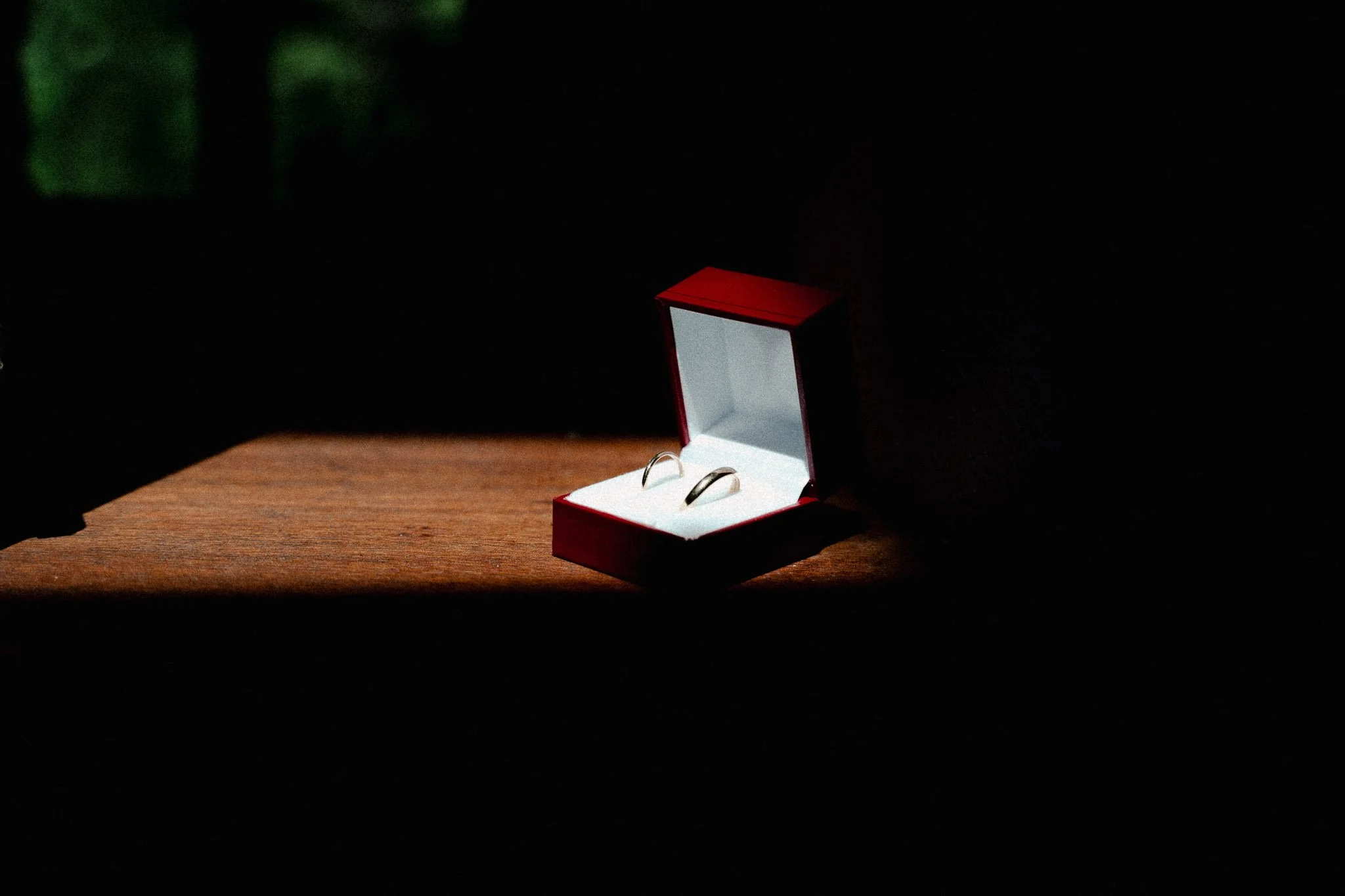 photographe-mariage-saint-jean-de-luz-alliances-ecrin-rouge-clair-obscur.jpg