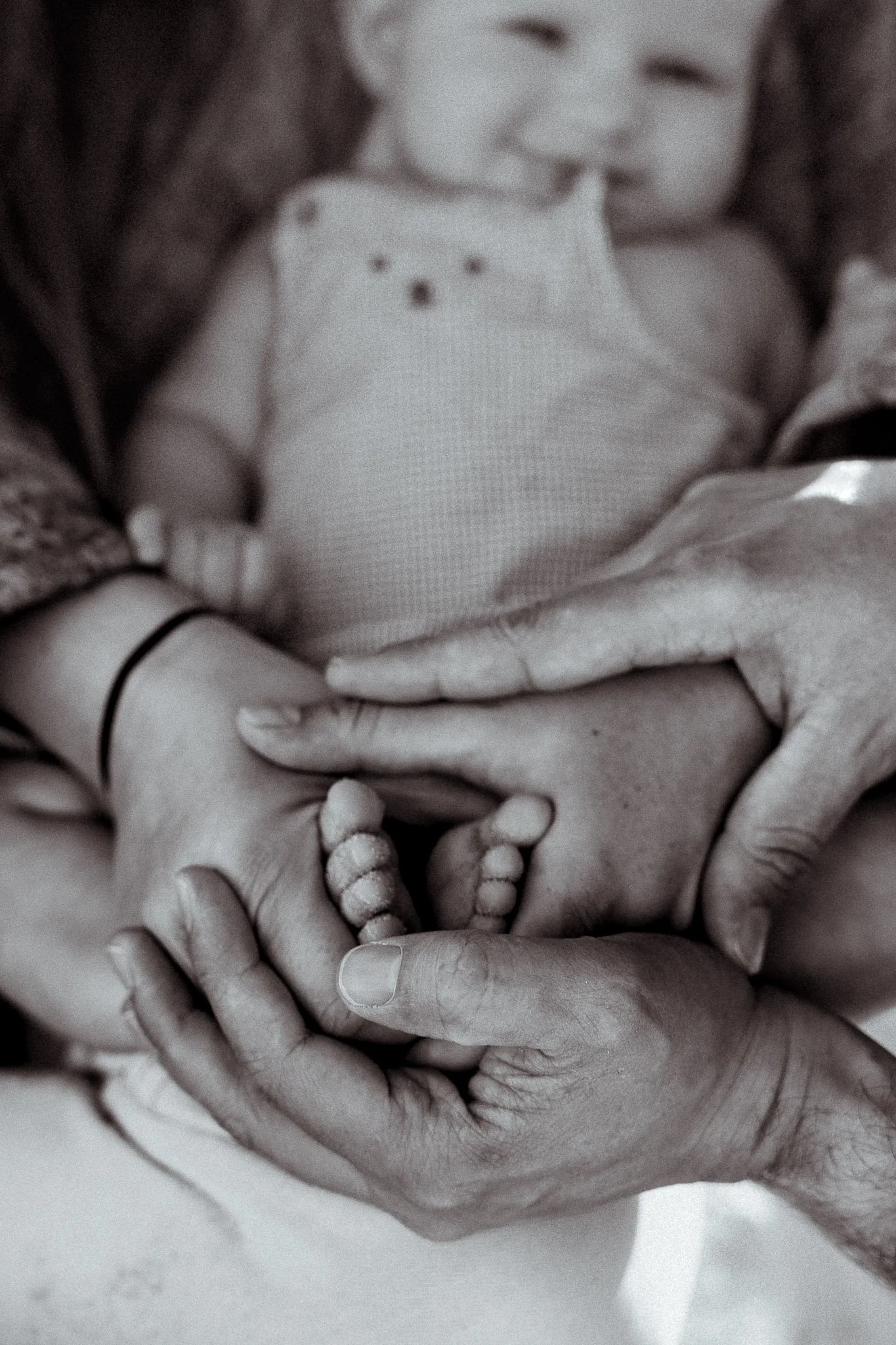 seance-photo-famille-capbreton-details-pieds-bebe-noir-et-blanc.jpg