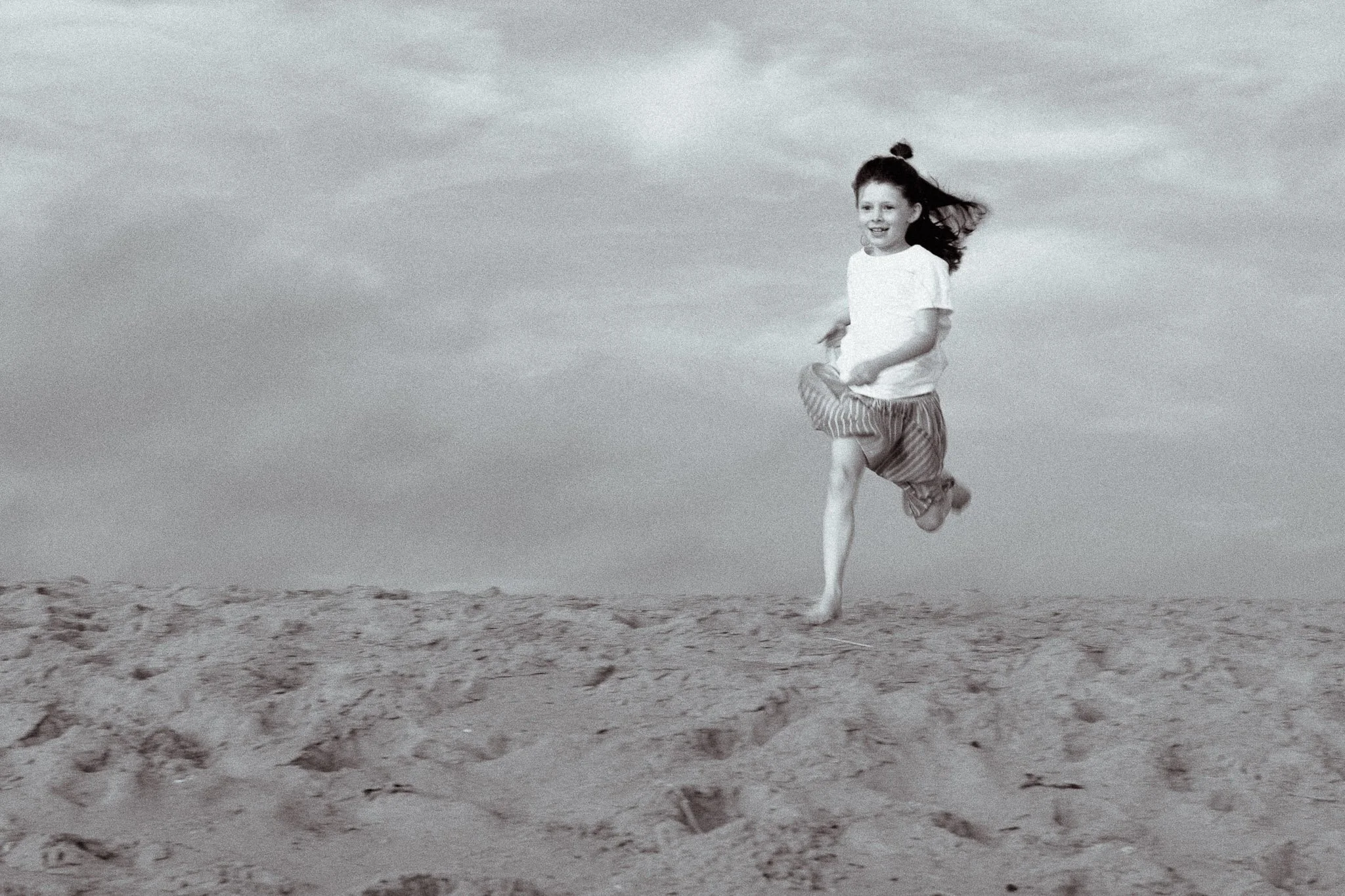 photographe-famille-seignosse-fillette-saut-noir-et-blanc.jpg