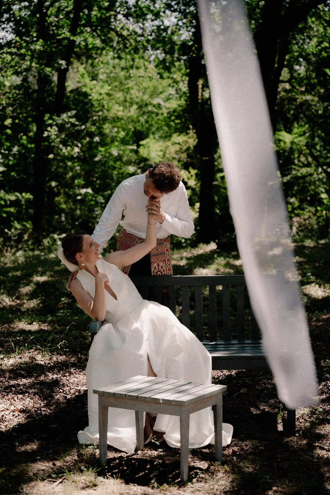 photographe-mariage-pays-basque-marie-baisemain-mariee-banc.jpg