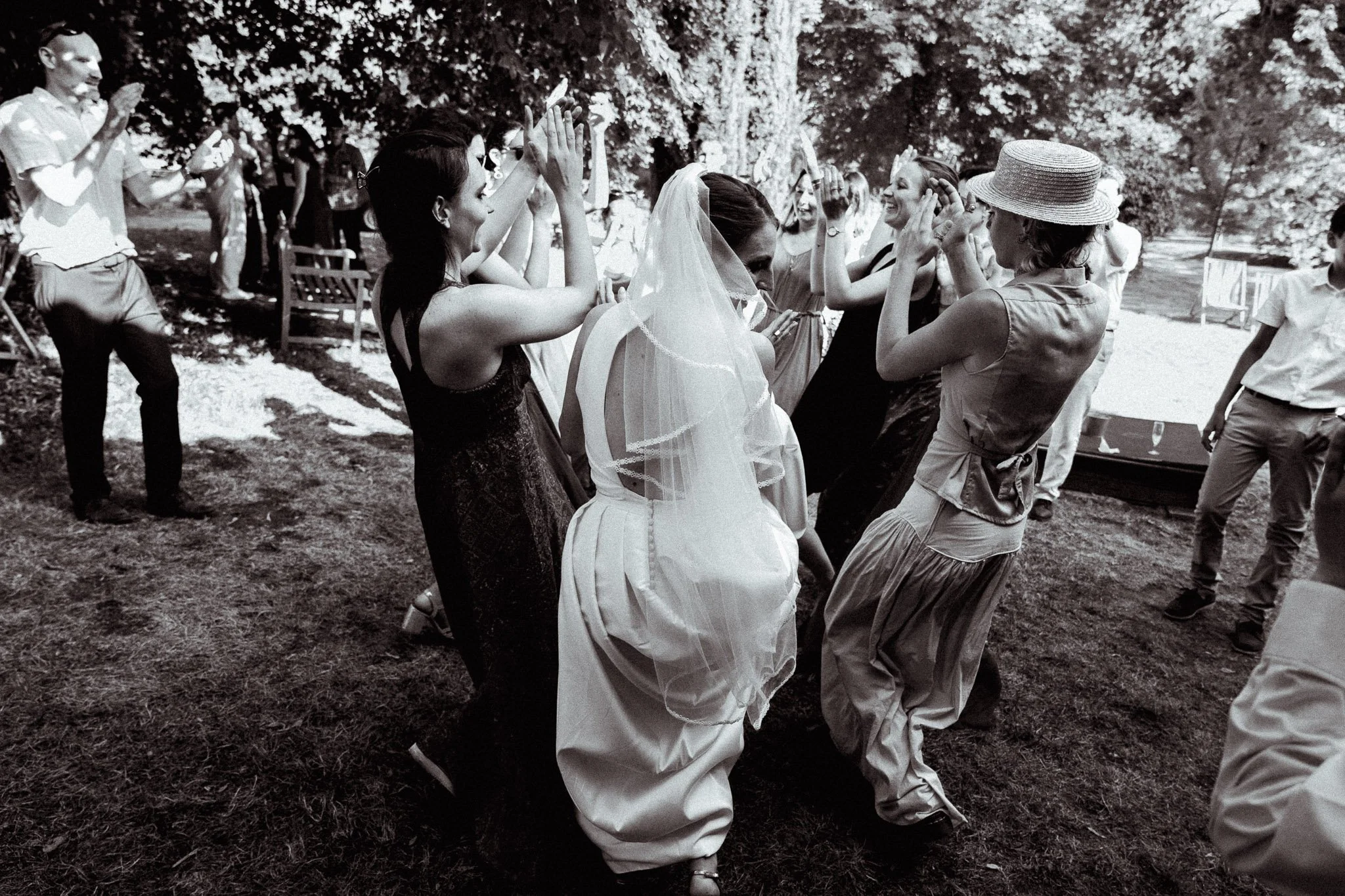 photographe-mariage-biarritz-danse-invites-plein-air-noir-et-blanc.jpg