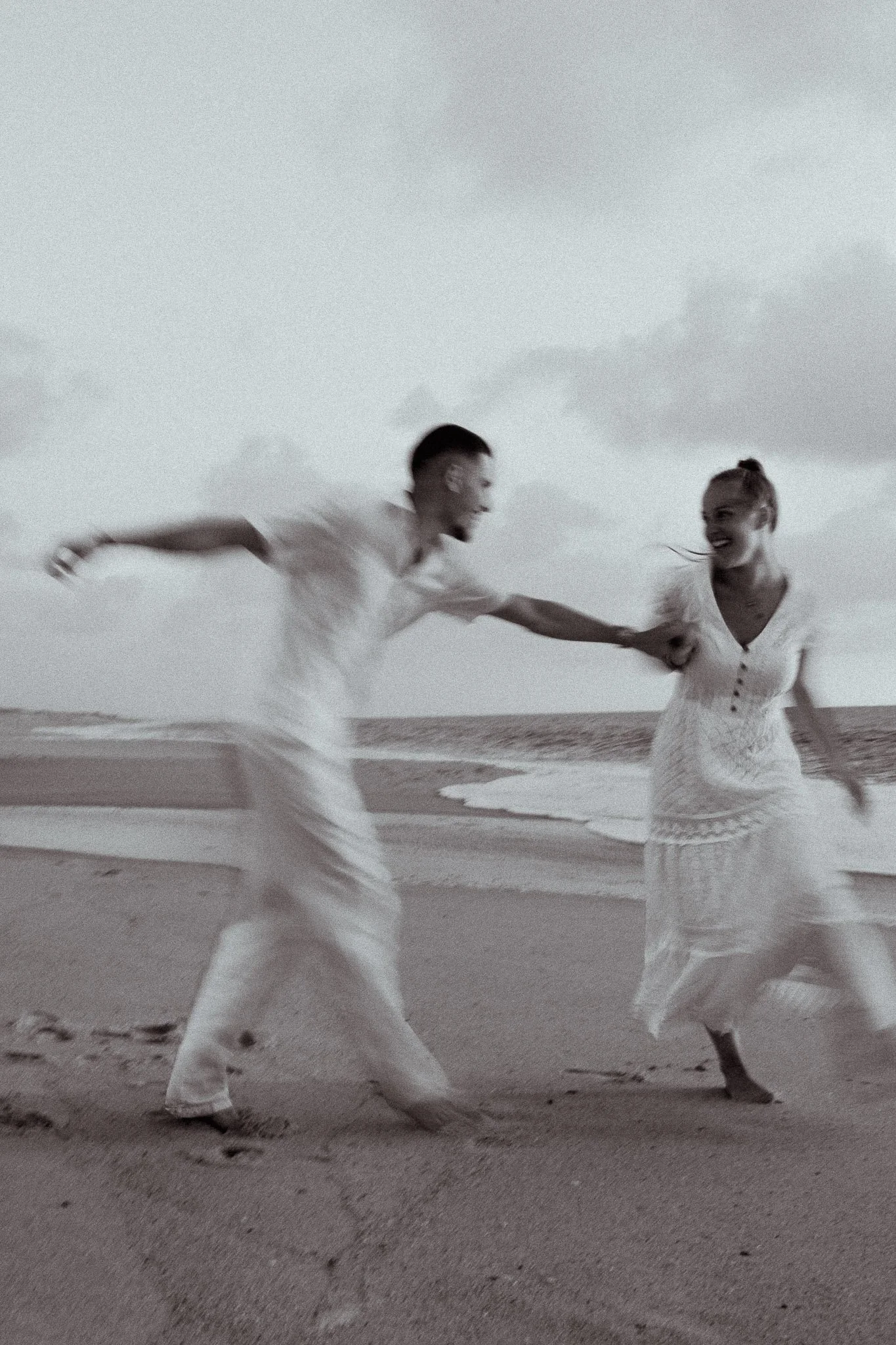 photographe-couple-capbreton-couple-danse-plage-noir-et-blanc.jpg