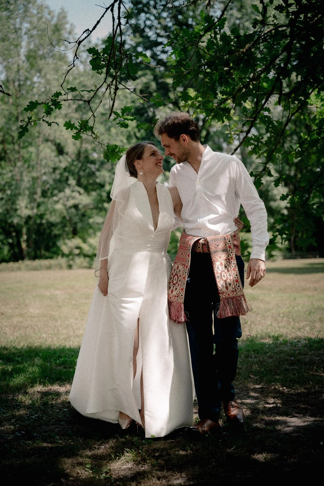 photographe-mariage-guethary-couple-complice-sous-les-arbres.jpg